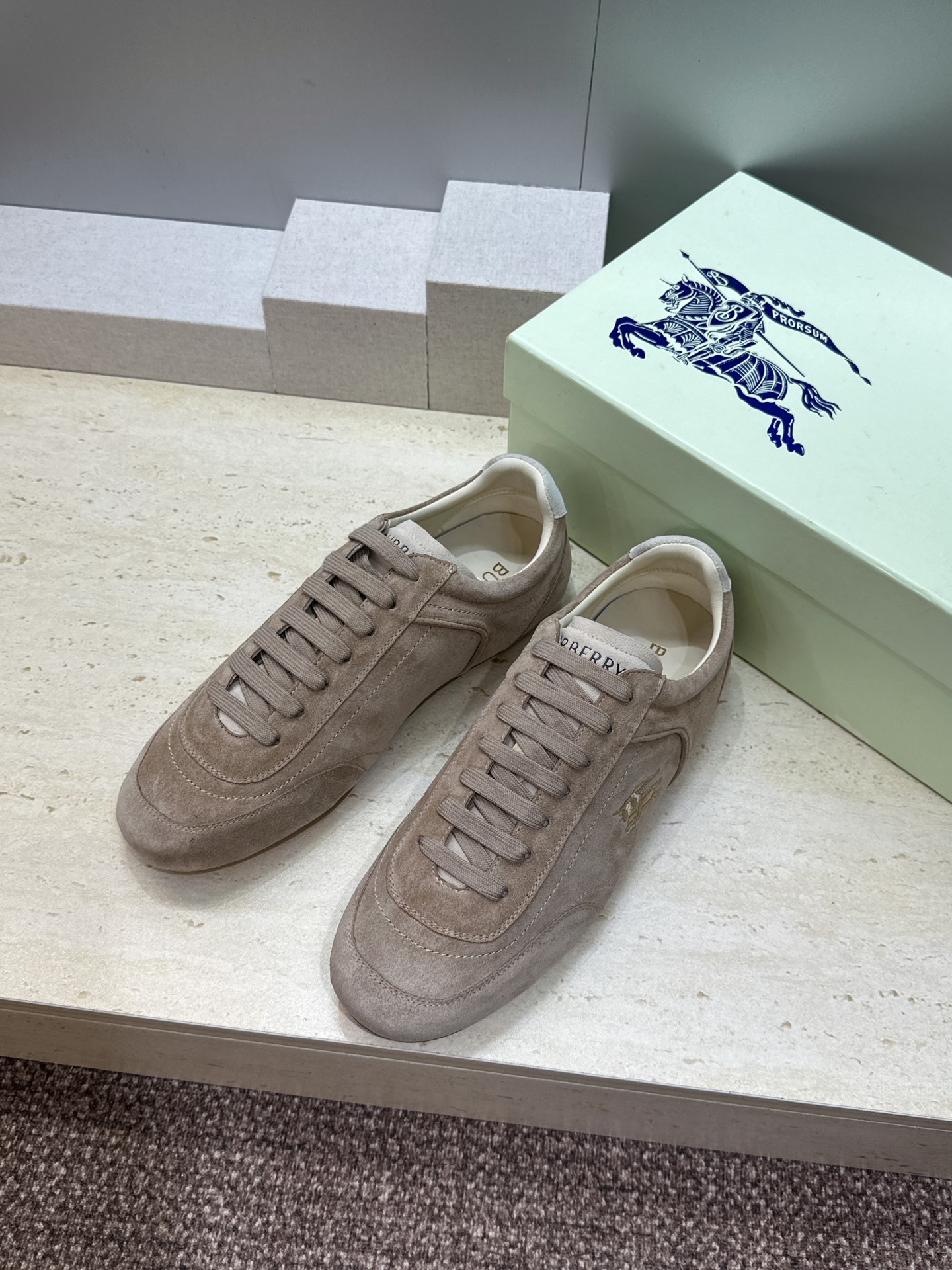 男+10Burberry 博柏利 2026春夏情侣新款系带休闲时尚舒适运动小白鞋  B家字母logo立体