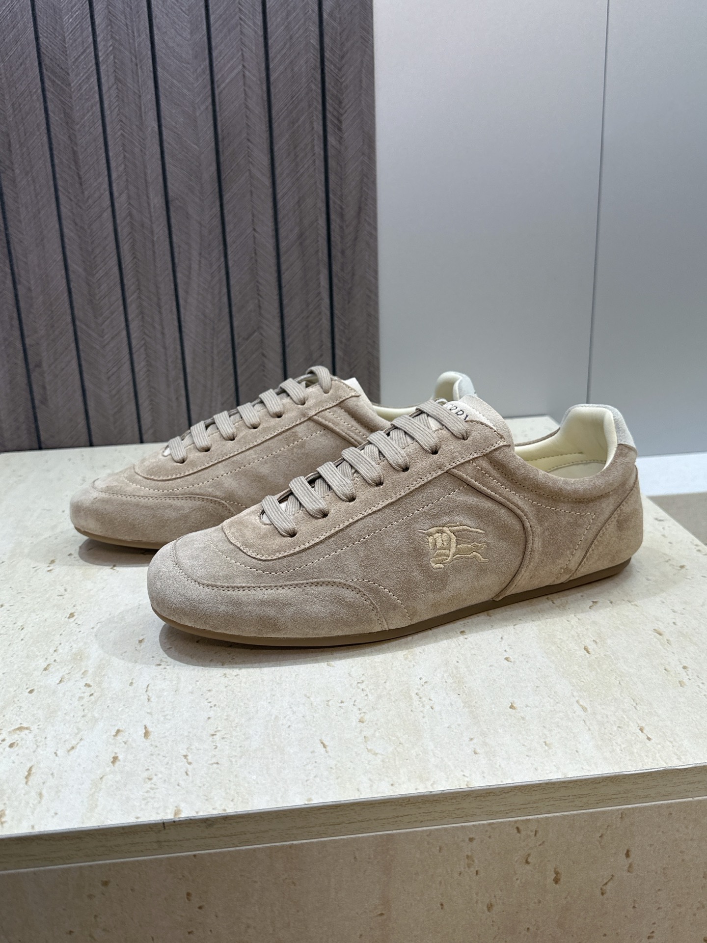 男+10Burberry 博柏利 2026春夏情侣新款系带休闲时尚舒适运动小白鞋  B家字母logo立体