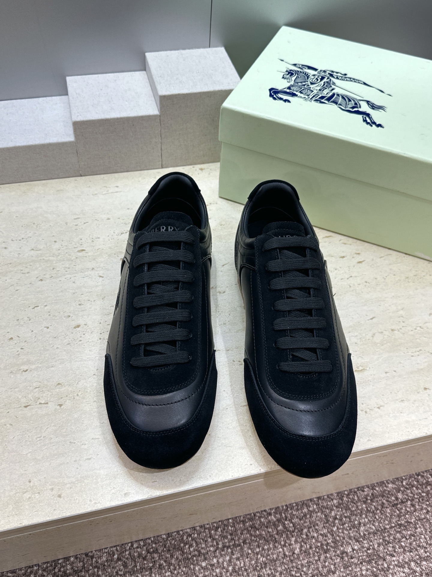 男+10Burberry 博柏利 2026春夏情侣新款系带休闲时尚舒适运动小白鞋  B家字母logo立体