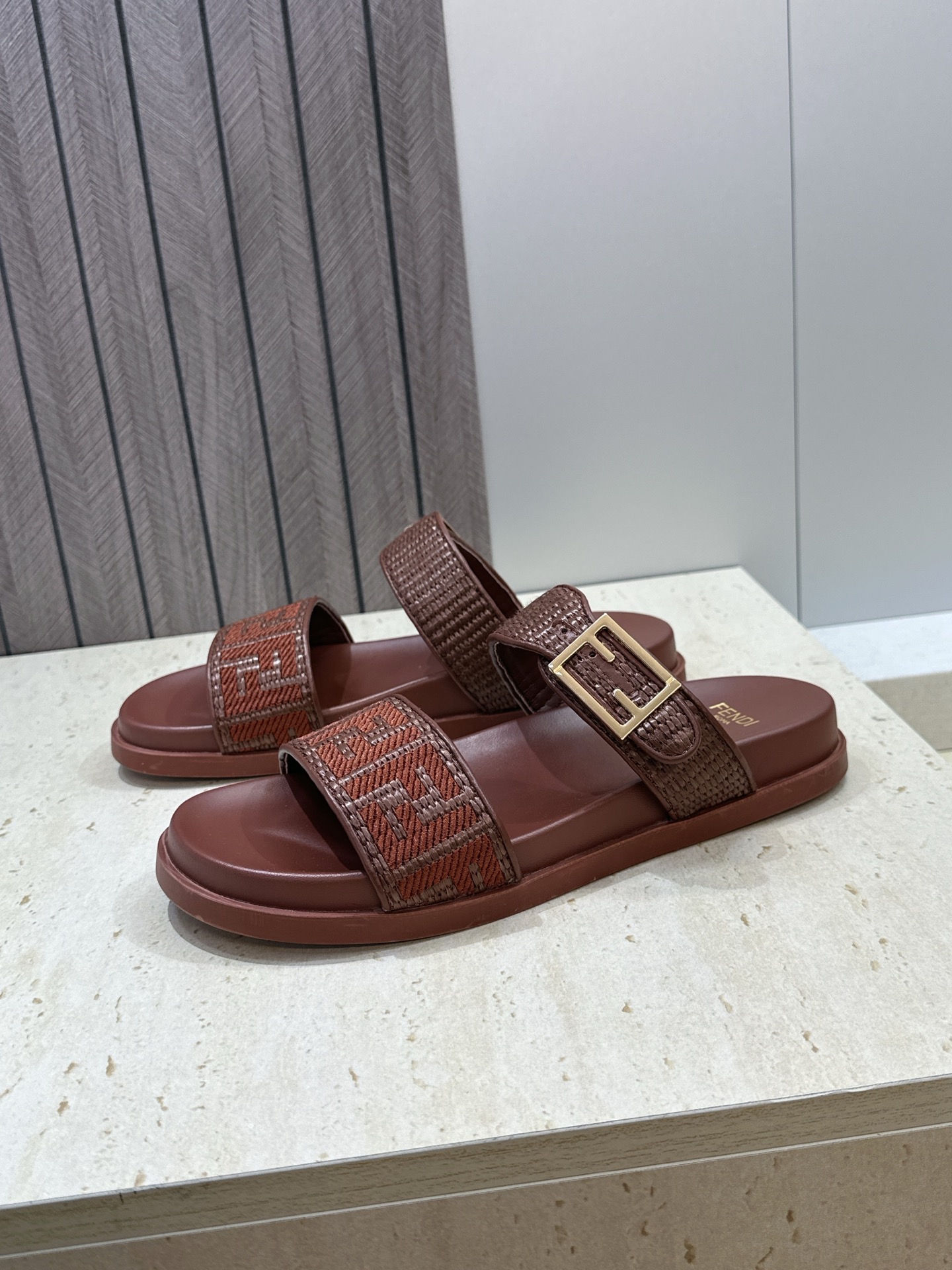 芬迪 Fendi 2026春夏情侣新款懒人沙滩鞋 F家明星同款字母logo五金扣厚底圆头露趾拼色凉拖鞋材