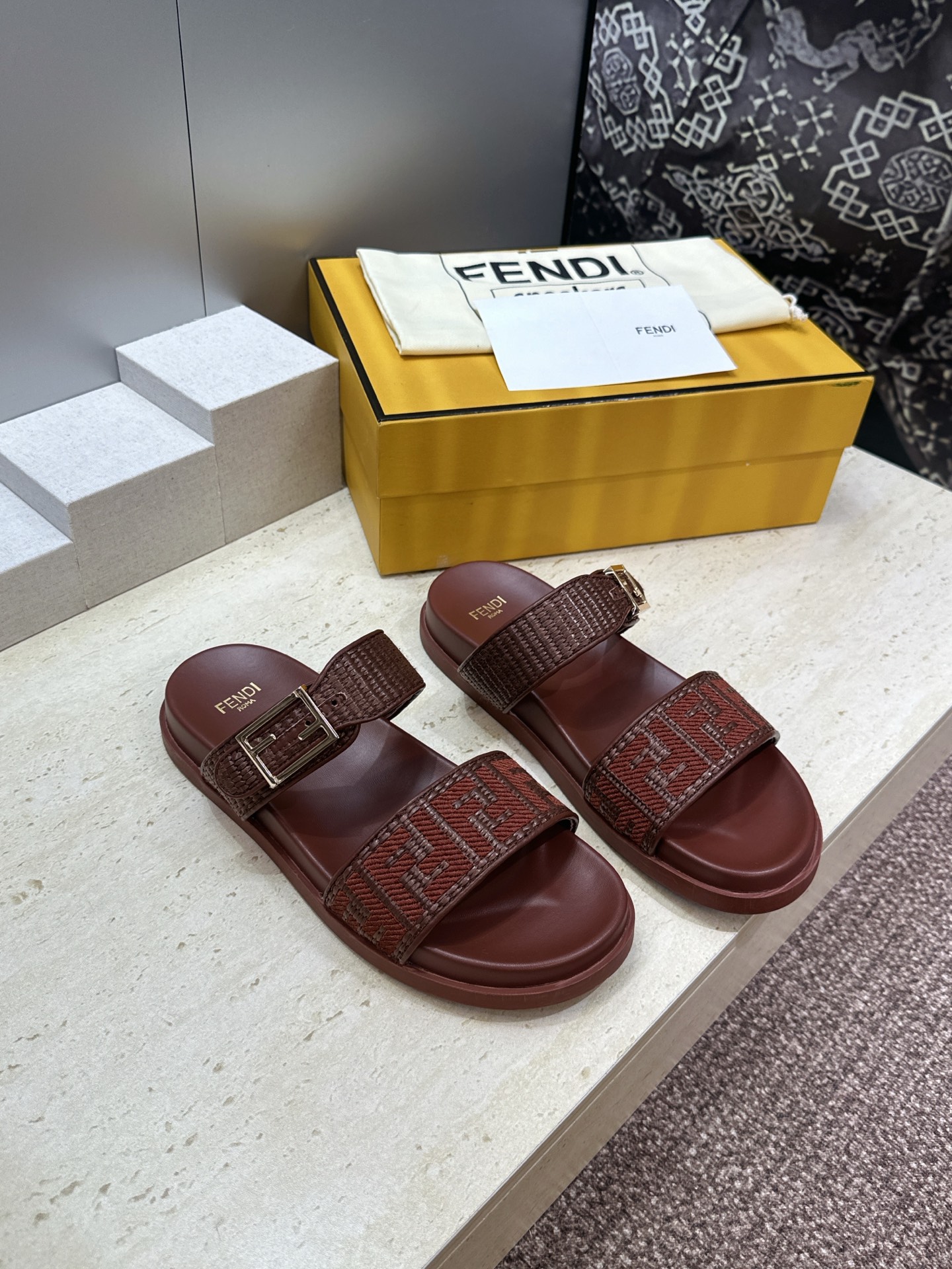 芬迪 Fendi 2026春夏情侣新款懒人沙滩鞋 F家明星同款字母logo五金扣厚底圆头露趾拼色凉拖鞋材