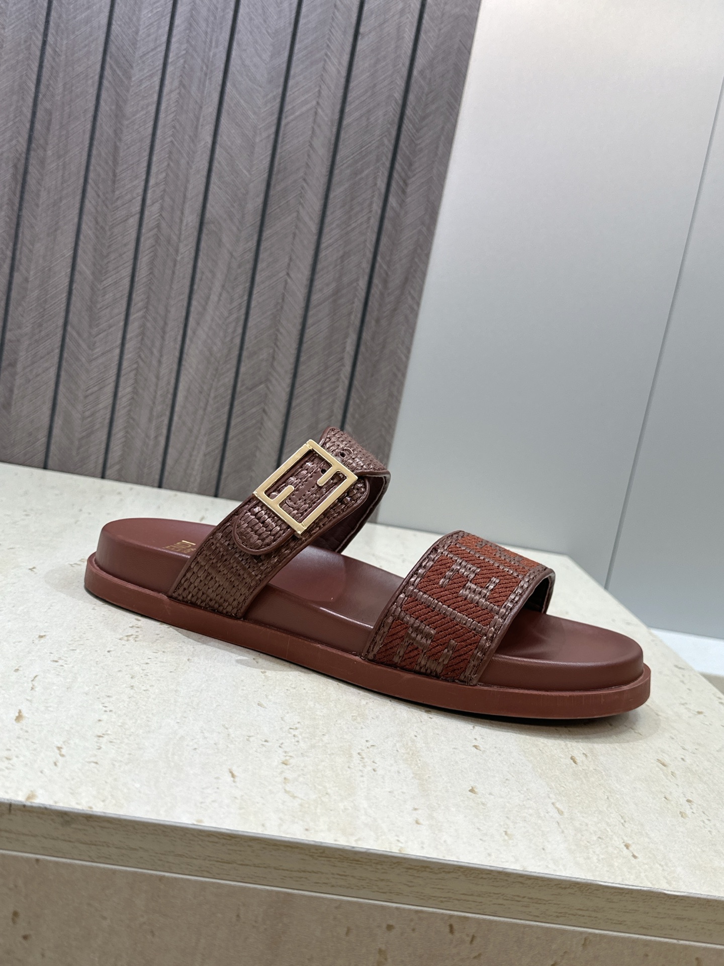 芬迪 Fendi 2026春夏情侣新款懒人沙滩鞋 F家明星同款字母logo五金扣厚底圆头露趾拼色凉拖鞋材