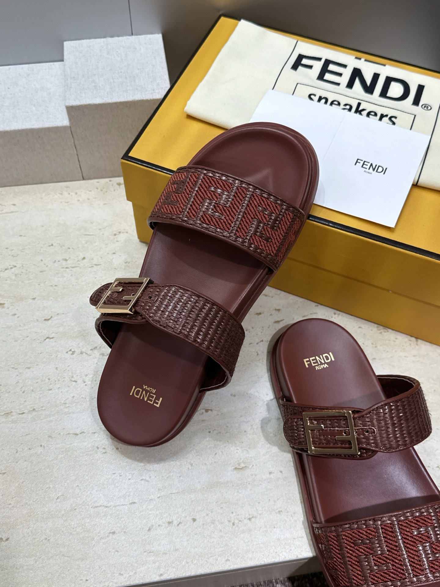 芬迪 Fendi 2026春夏情侣新款懒人沙滩鞋 F家明星同款字母logo五金扣厚底圆头露趾拼色凉拖鞋材