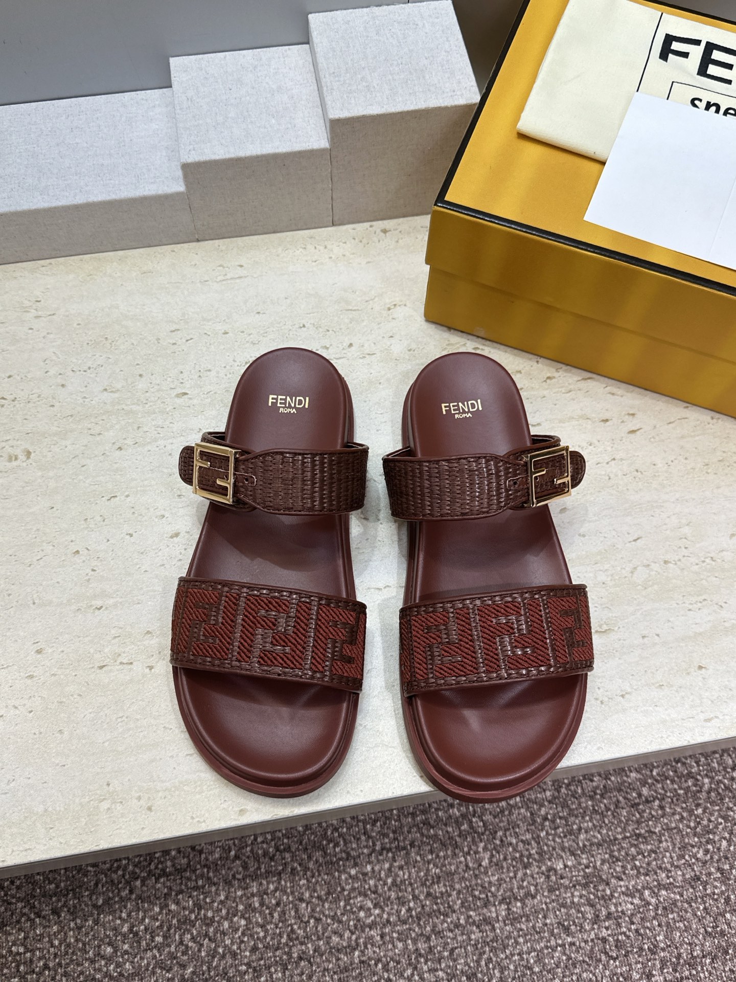 芬迪 Fendi 2026春夏情侣新款懒人沙滩鞋 F家明星同款字母logo五金扣厚底圆头露趾拼色凉拖鞋材