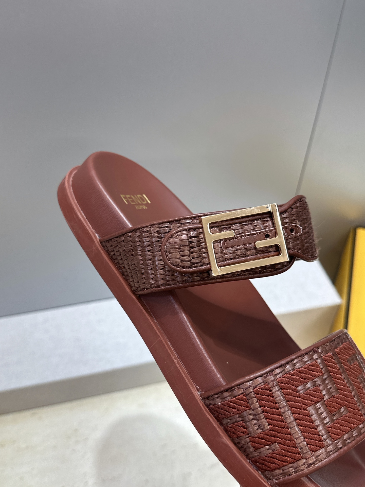 芬迪 Fendi 2026春夏情侣新款懒人沙滩鞋 F家明星同款字母logo五金扣厚底圆头露趾拼色凉拖鞋材