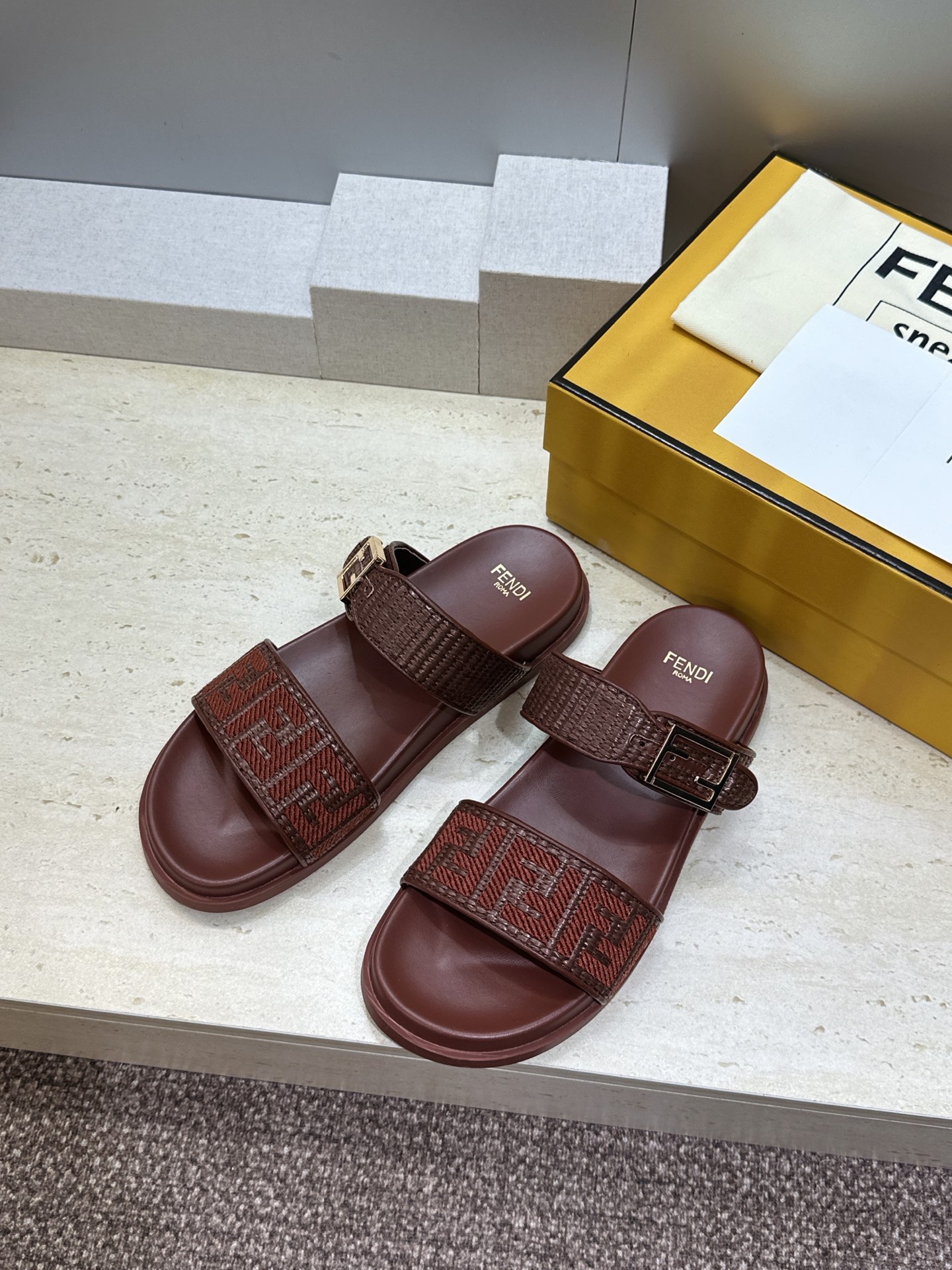 芬迪 Fendi 2026春夏情侣新款懒人沙滩鞋 F家明星同款字母logo五金扣厚底圆头露趾拼色凉拖鞋材
