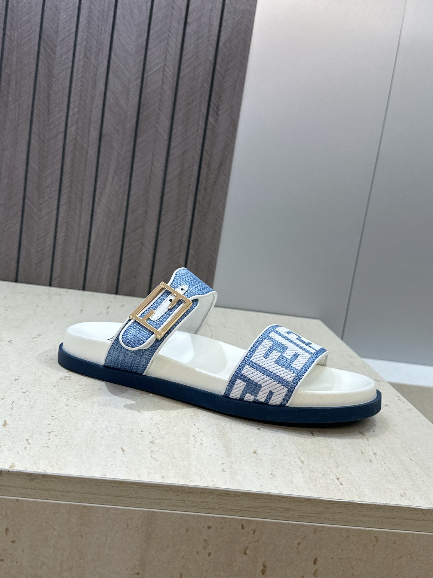 芬迪 Fendi 2026春夏情侣新款懒人沙滩鞋 F家明星同款字母logo五金扣厚底圆头露趾拼色凉拖鞋材