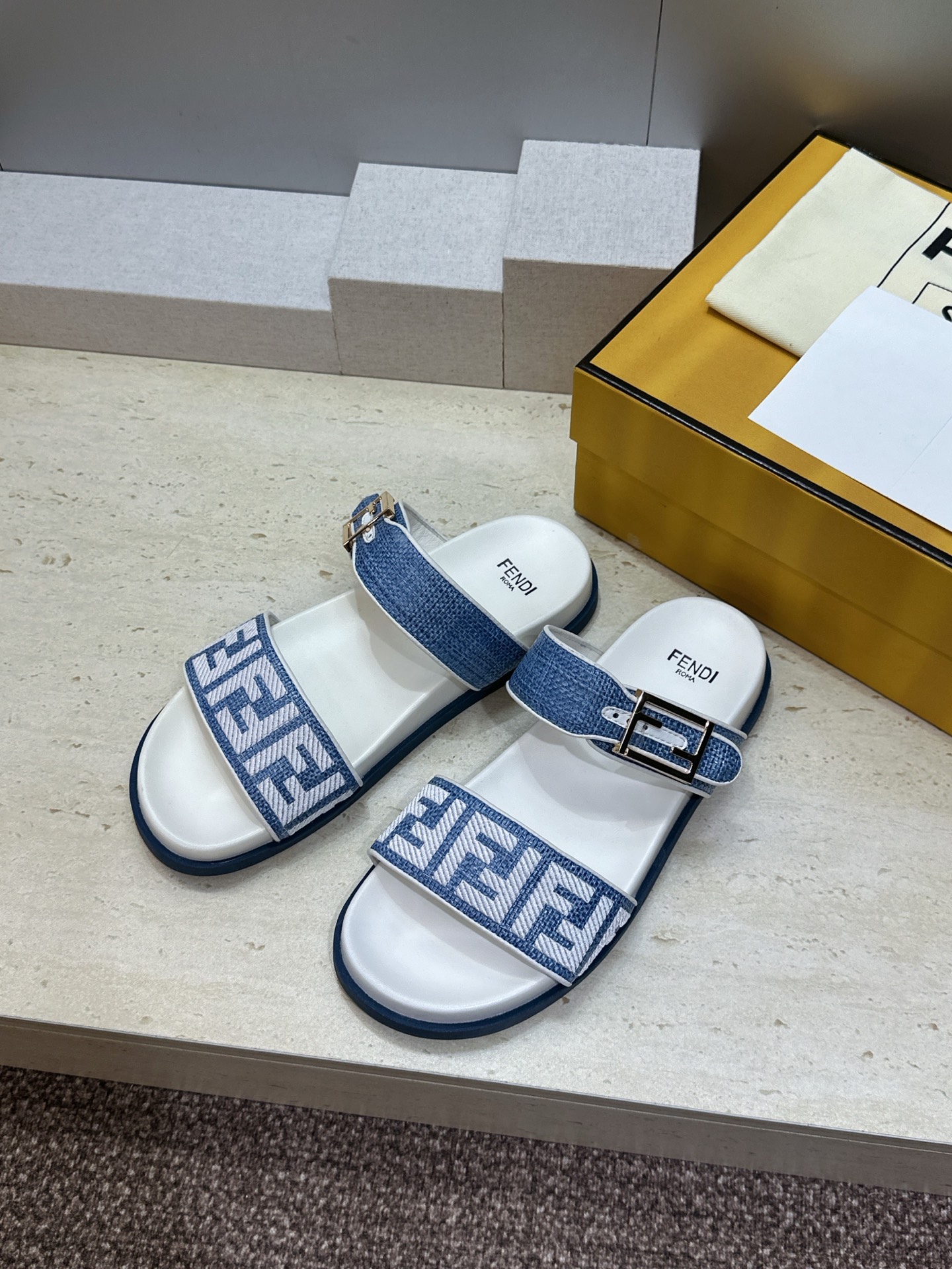 芬迪 Fendi 2026春夏情侣新款懒人沙滩鞋 F家明星同款字母logo五金扣厚底圆头露趾拼色凉拖鞋材