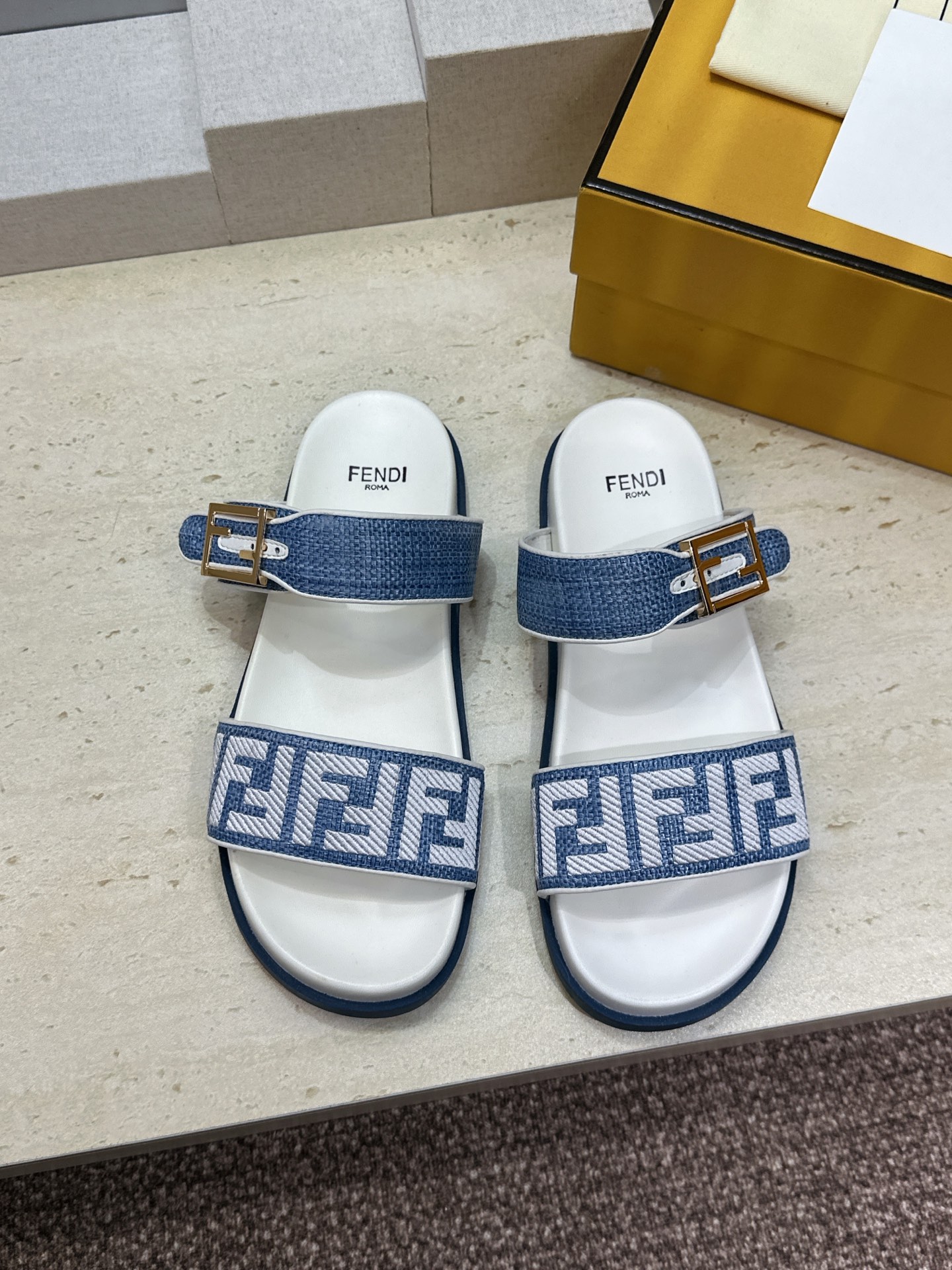 芬迪 Fendi 2026春夏情侣新款懒人沙滩鞋 F家明星同款字母logo五金扣厚底圆头露趾拼色凉拖鞋材