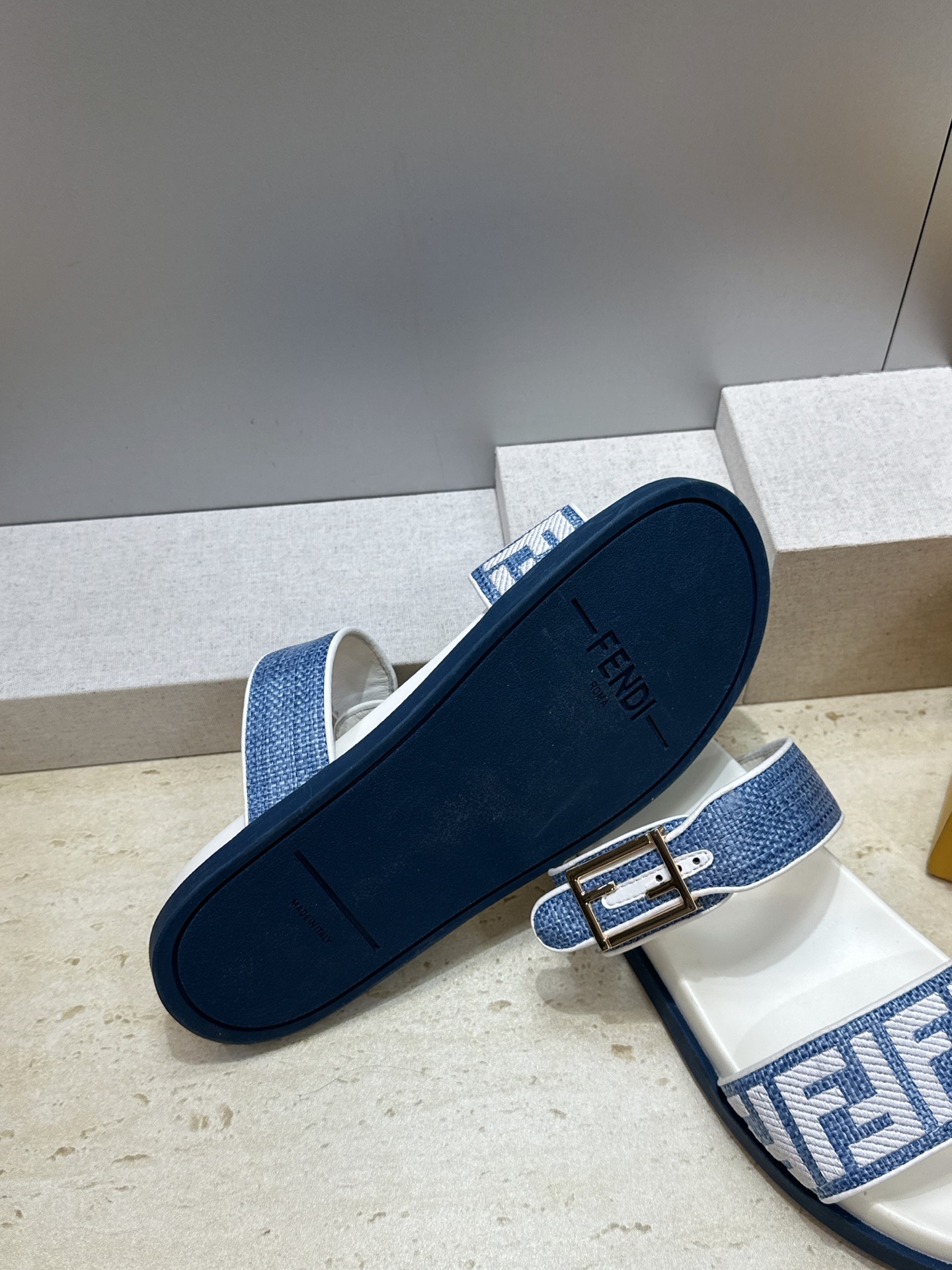 芬迪 Fendi 2026春夏情侣新款懒人沙滩鞋 F家明星同款字母logo五金扣厚底圆头露趾拼色凉拖鞋材