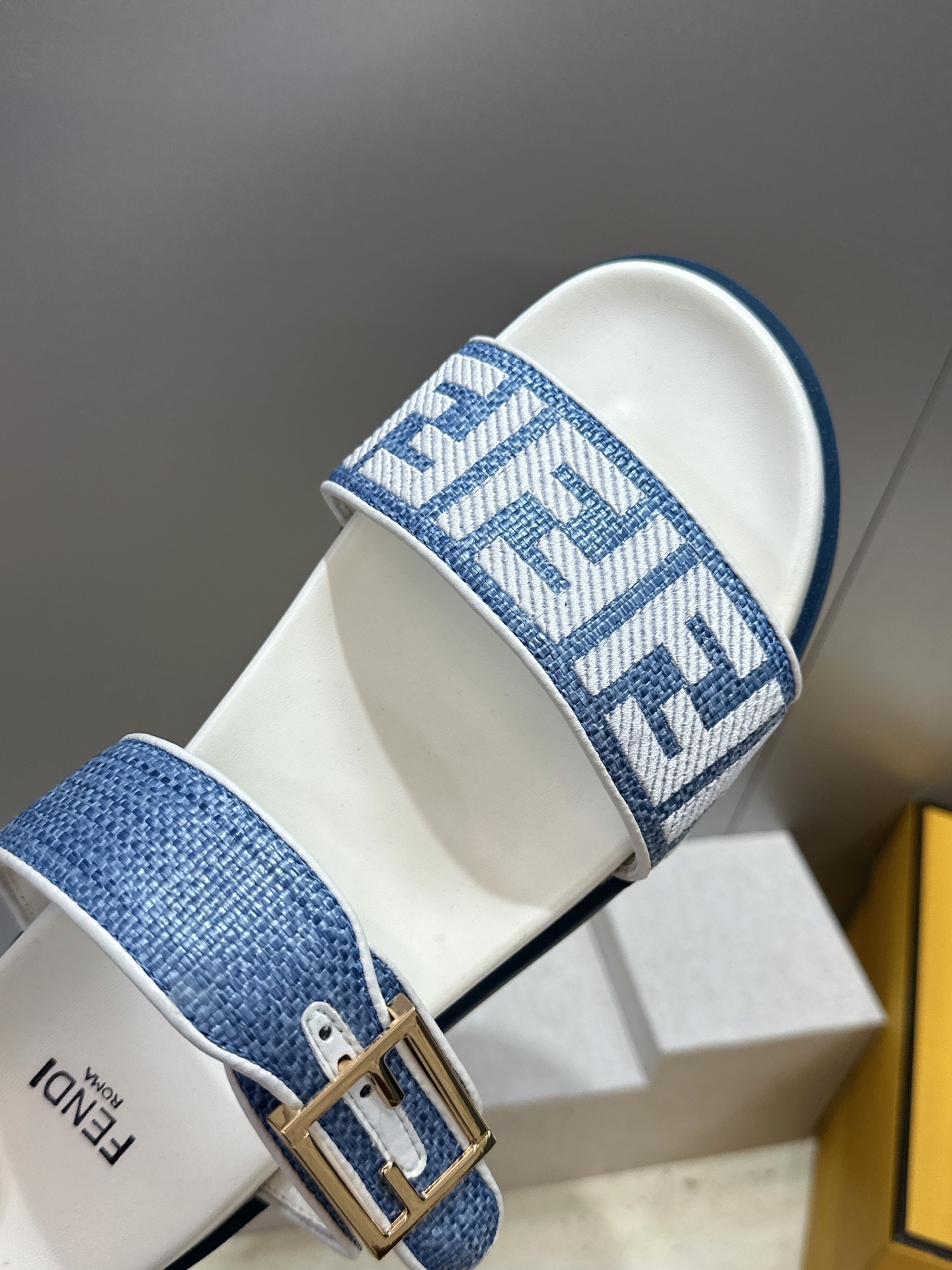 芬迪 Fendi 2026春夏情侣新款懒人沙滩鞋 F家明星同款字母logo五金扣厚底圆头露趾拼色凉拖鞋材