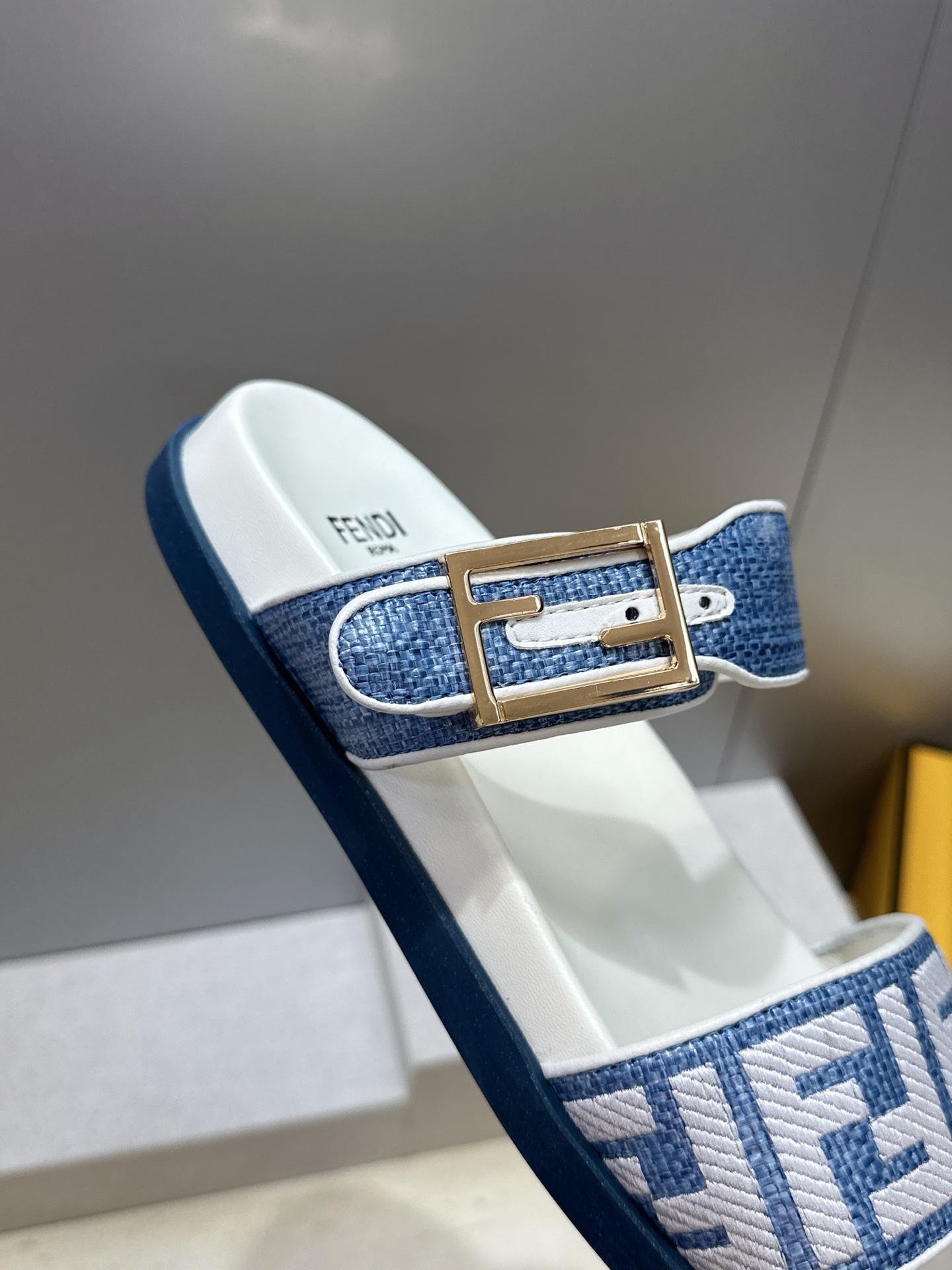 芬迪 Fendi 2026春夏情侣新款懒人沙滩鞋 F家明星同款字母logo五金扣厚底圆头露趾拼色凉拖鞋材