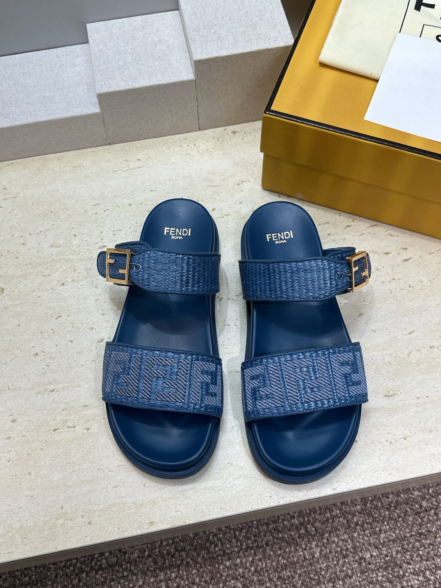 芬迪 Fendi 2026春夏情侣新款懒人沙滩鞋 F家明星同款字母logo五金扣厚底圆头露趾拼色凉拖鞋材