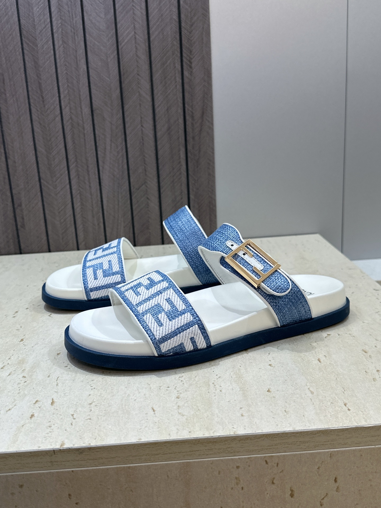 芬迪 Fendi 2026春夏情侣新款懒人沙滩鞋 F家明星同款字母logo五金扣厚底圆头露趾拼色凉拖鞋材
