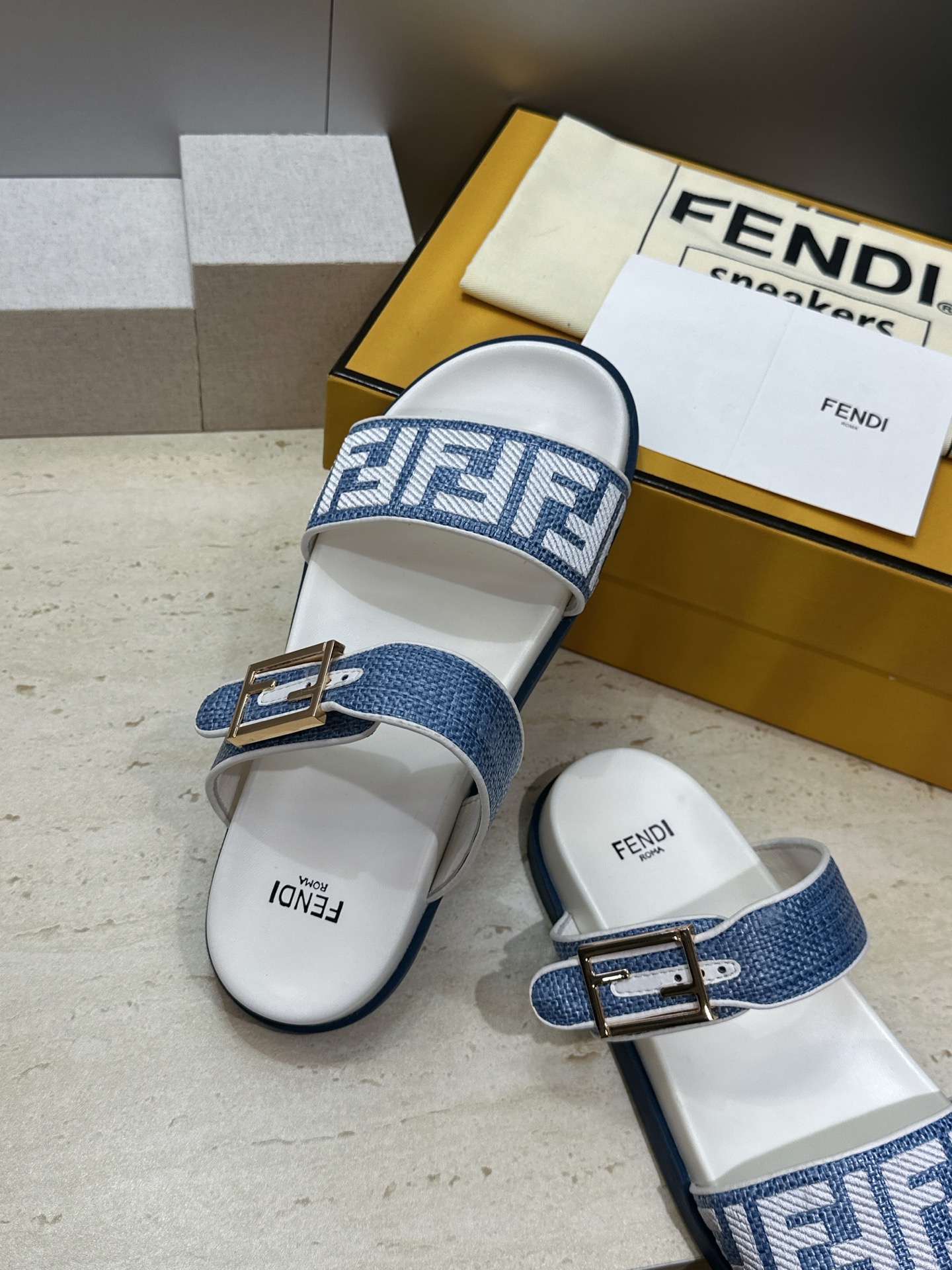 芬迪 Fendi 2026春夏情侣新款懒人沙滩鞋 F家明星同款字母logo五金扣厚底圆头露趾拼色凉拖鞋材