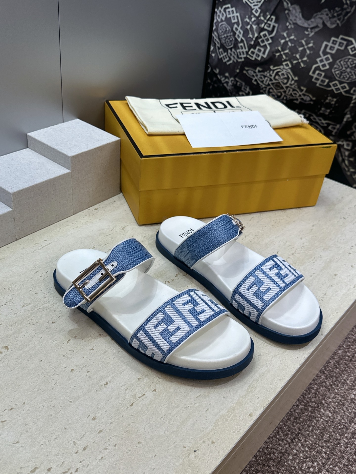 芬迪 Fendi 2026春夏情侣新款懒人沙滩鞋 F家明星同款字母logo五金扣厚底圆头露趾拼色凉拖鞋材