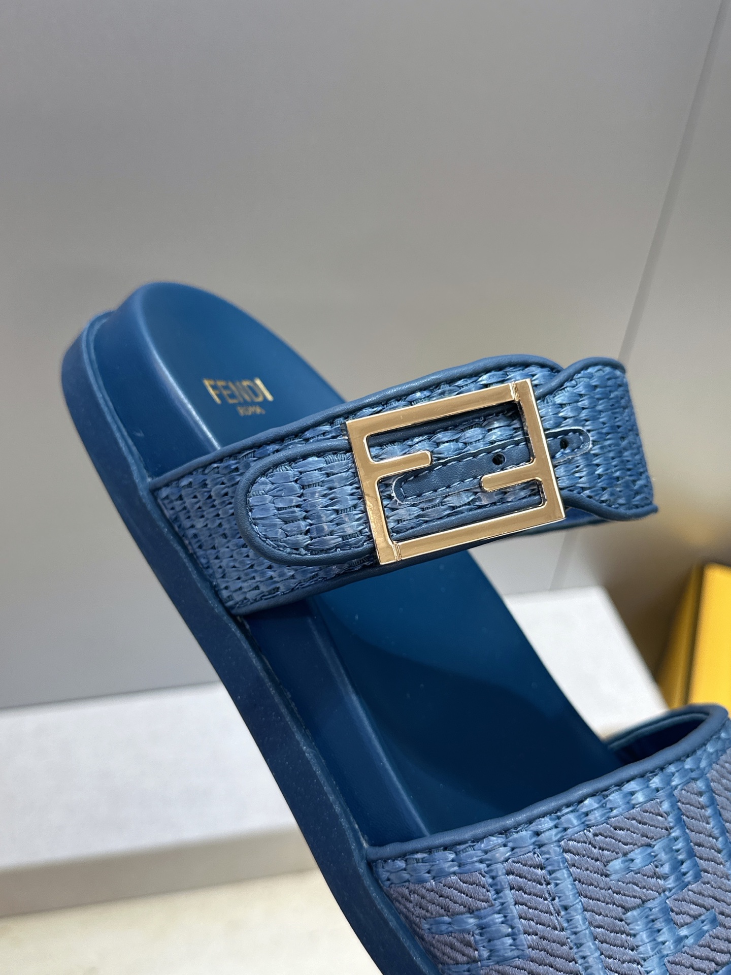 芬迪 Fendi 2026春夏情侣新款懒人沙滩鞋 F家明星同款字母logo五金扣厚底圆头露趾拼色凉拖鞋材