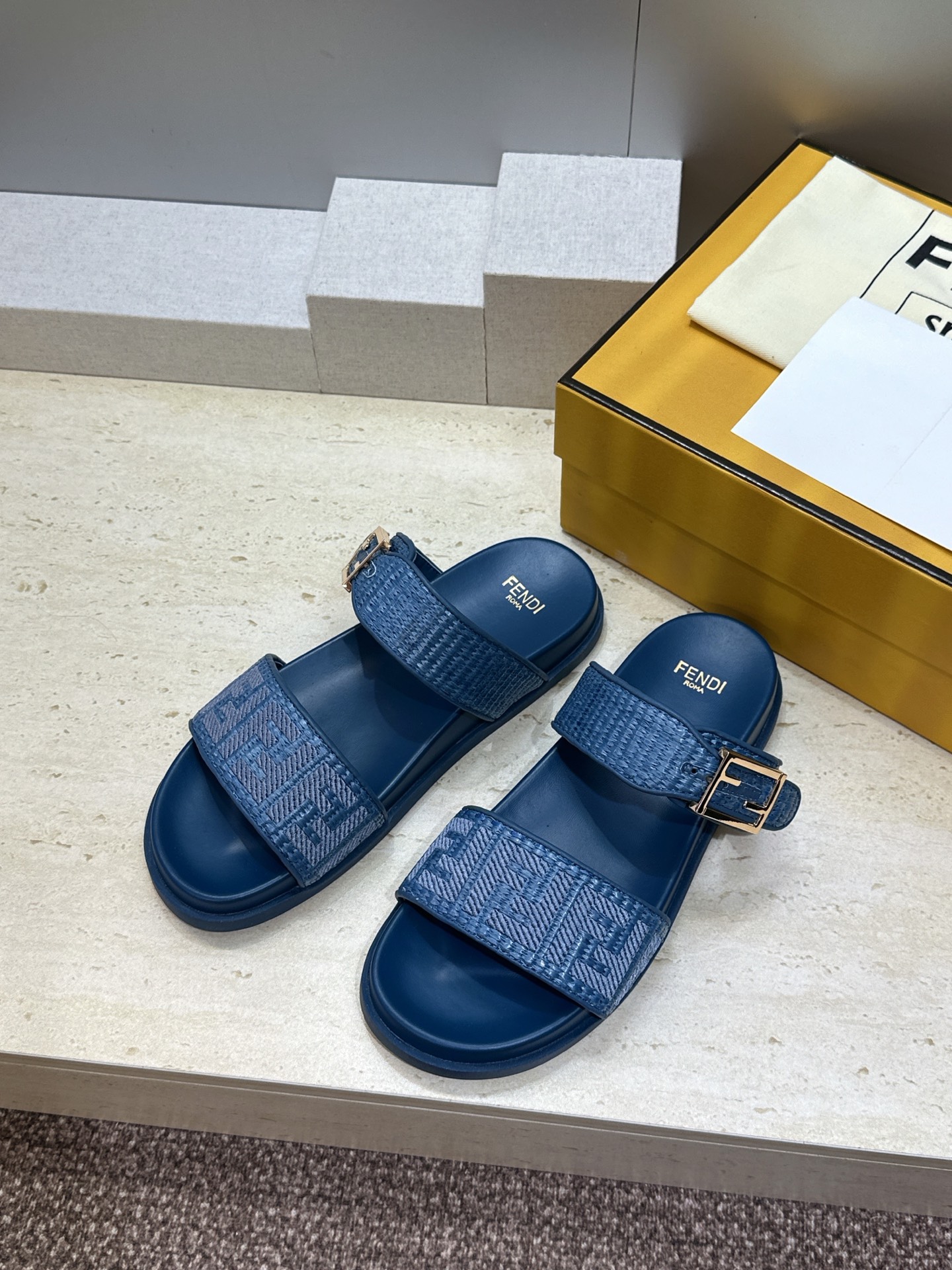 芬迪 Fendi 2026春夏情侣新款懒人沙滩鞋 F家明星同款字母logo五金扣厚底圆头露趾拼色凉拖鞋材