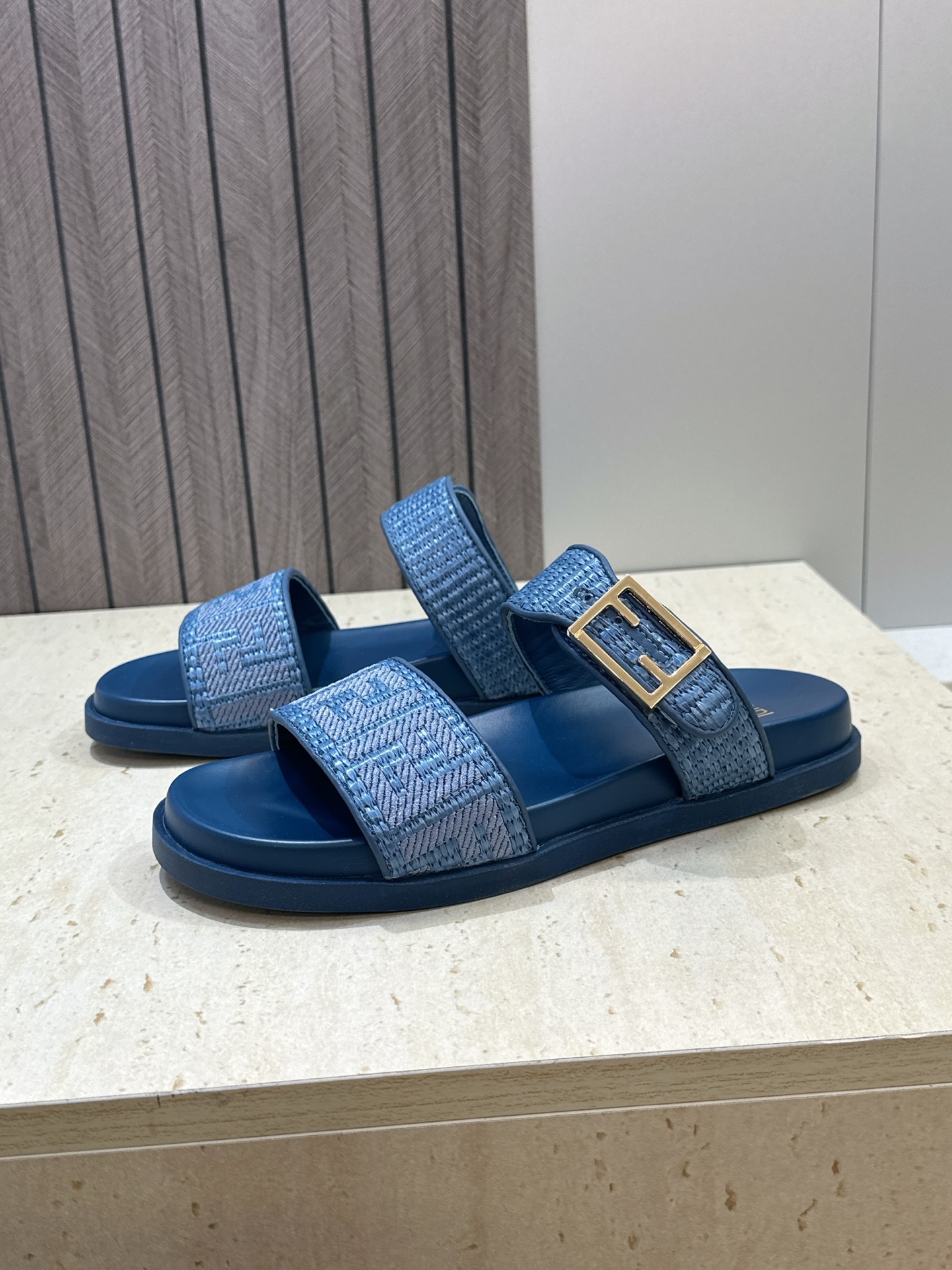 芬迪 Fendi 2026春夏情侣新款懒人沙滩鞋 F家明星同款字母logo五金扣厚底圆头露趾拼色凉拖鞋材