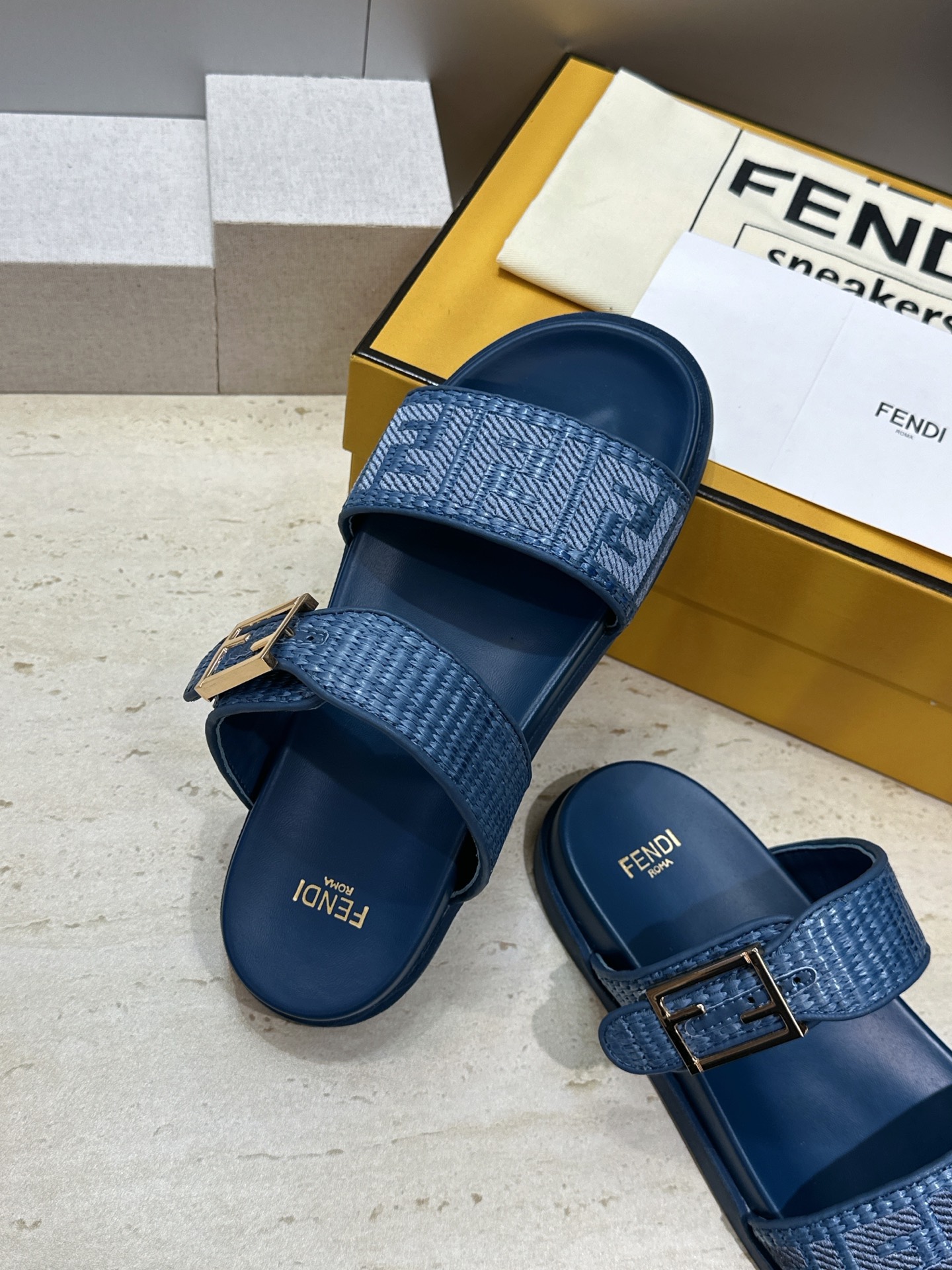 芬迪 Fendi 2026春夏情侣新款懒人沙滩鞋 F家明星同款字母logo五金扣厚底圆头露趾拼色凉拖鞋材