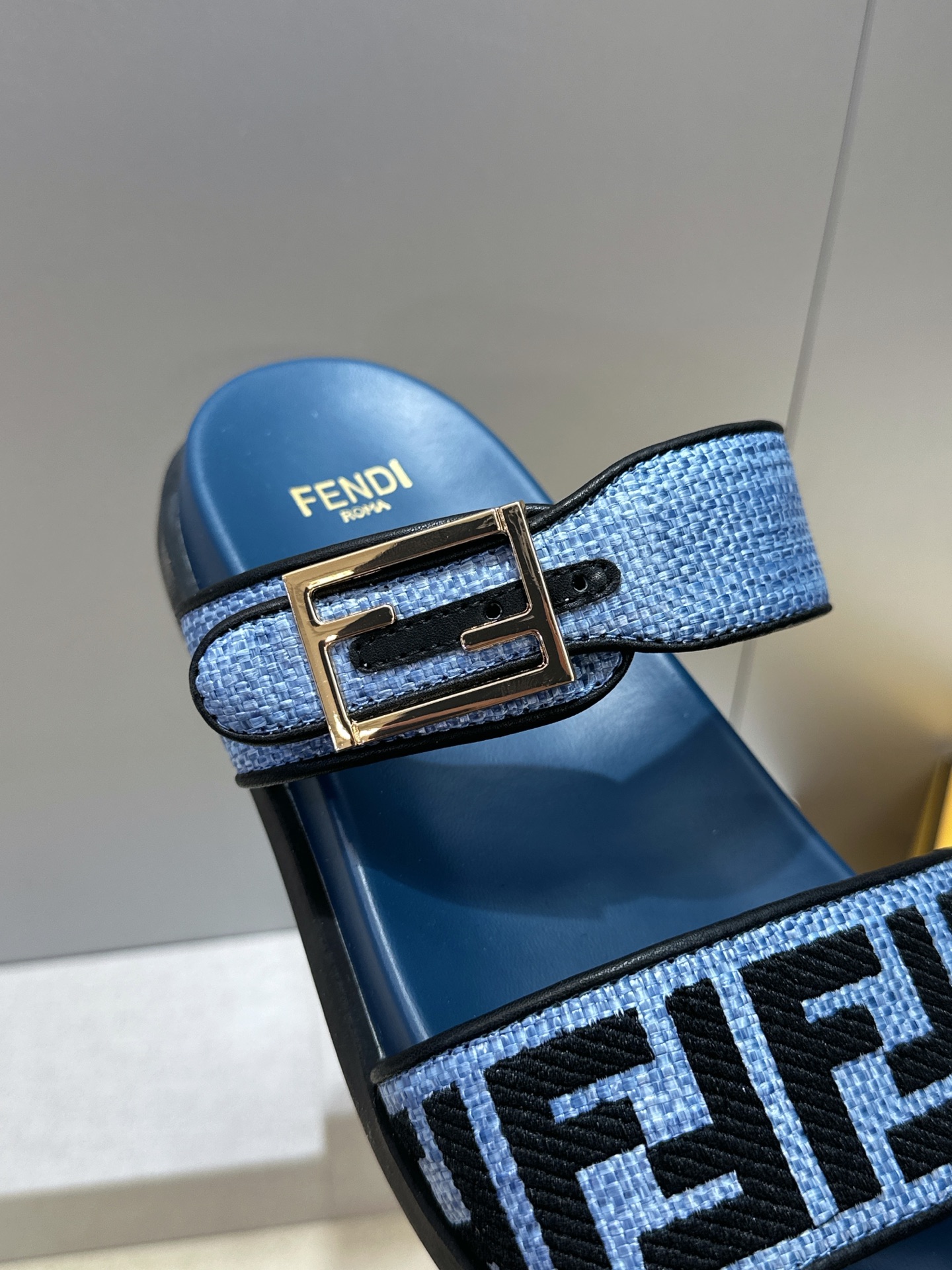 芬迪 Fendi 2026春夏情侣新款懒人沙滩鞋 F家明星同款字母logo五金扣厚底圆头露趾拼色凉拖鞋材