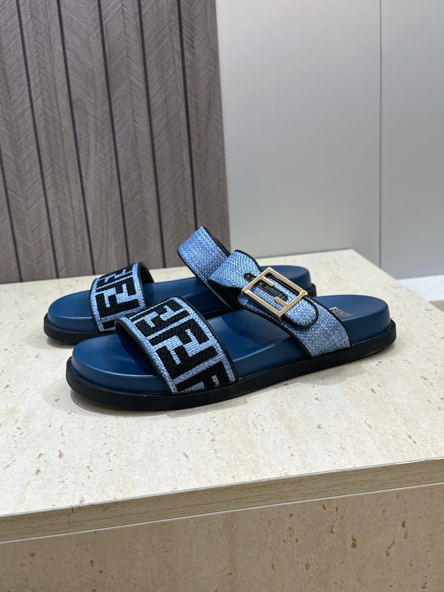 芬迪 Fendi 2026春夏情侣新款懒人沙滩鞋 F家明星同款字母logo五金扣厚底圆头露趾拼色凉拖鞋材