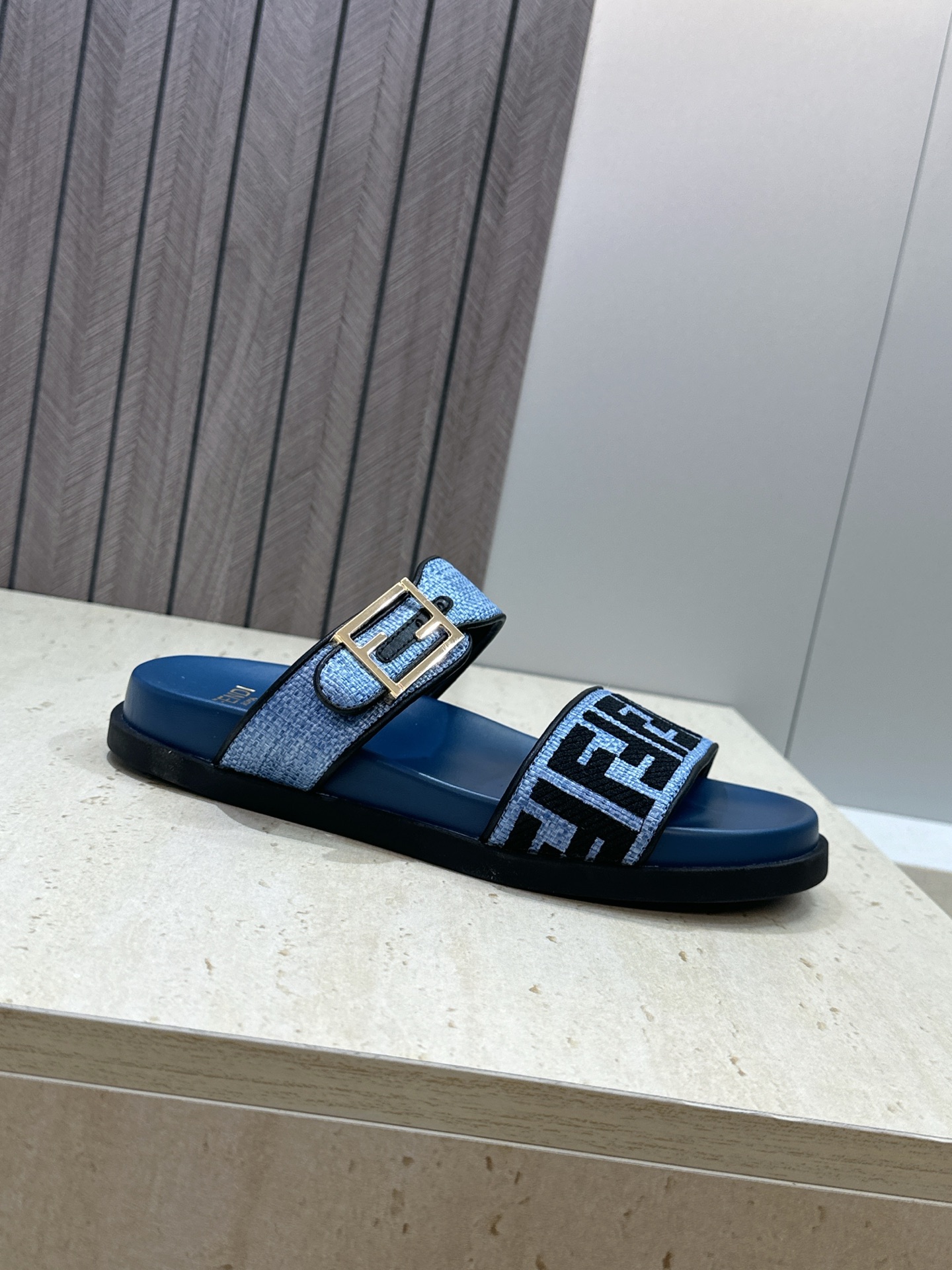 芬迪 Fendi 2026春夏情侣新款懒人沙滩鞋 F家明星同款字母logo五金扣厚底圆头露趾拼色凉拖鞋材