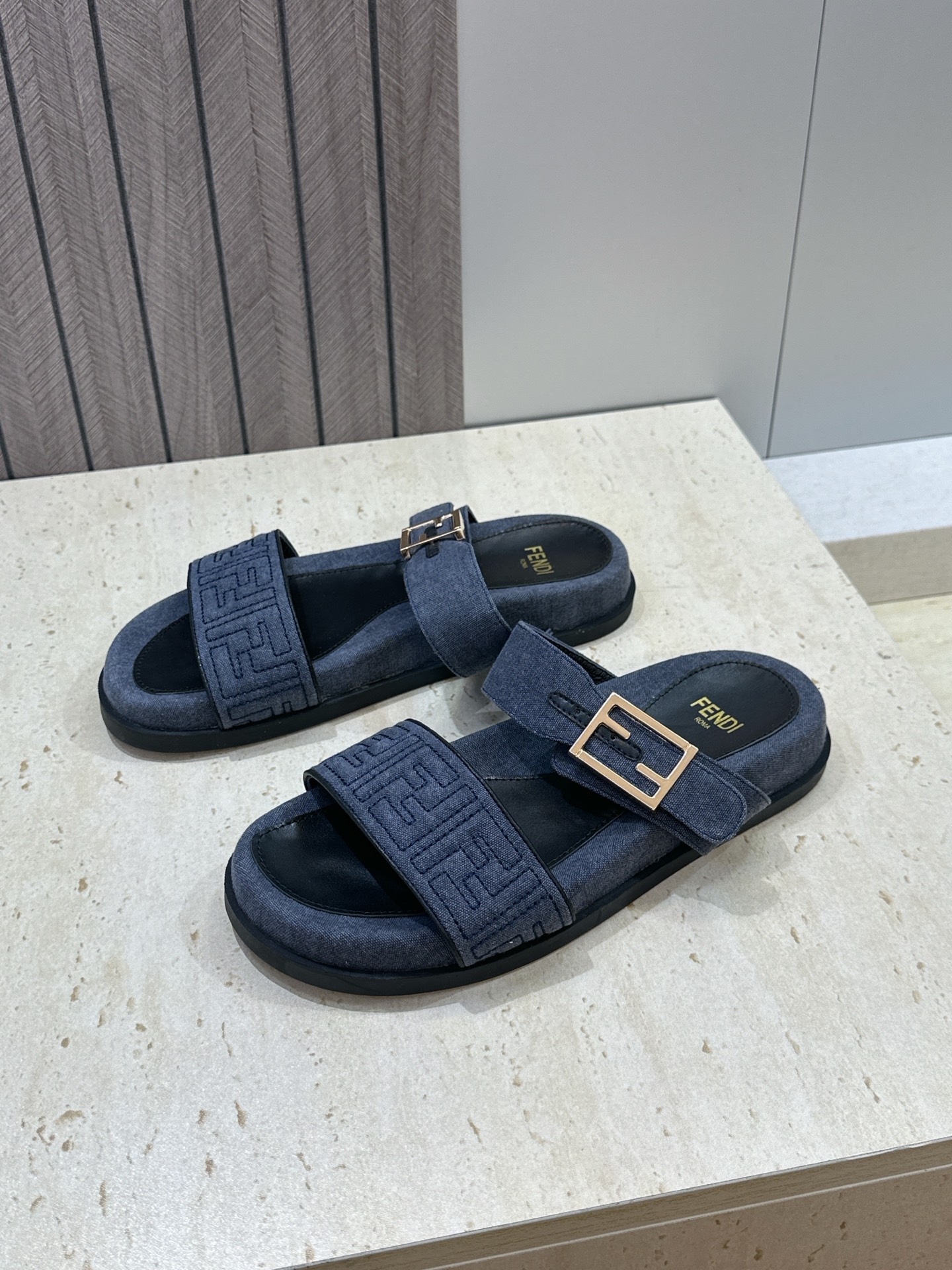 芬迪 Fendi 2026春夏情侣新款懒人沙滩鞋 F家明星同款字母logo五金扣厚底圆头露趾拼色凉拖鞋材