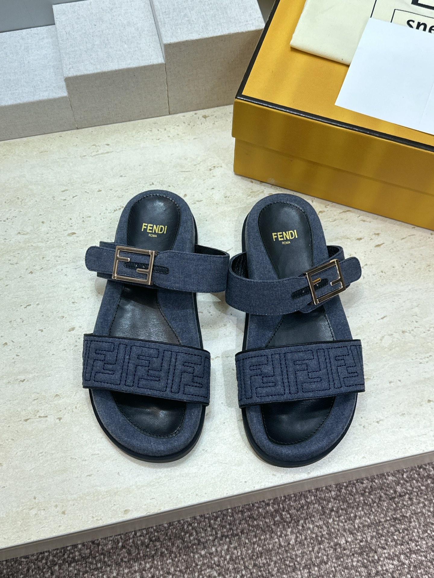 芬迪 Fendi 2026春夏情侣新款懒人沙滩鞋 F家明星同款字母logo五金扣厚底圆头露趾拼色凉拖鞋材