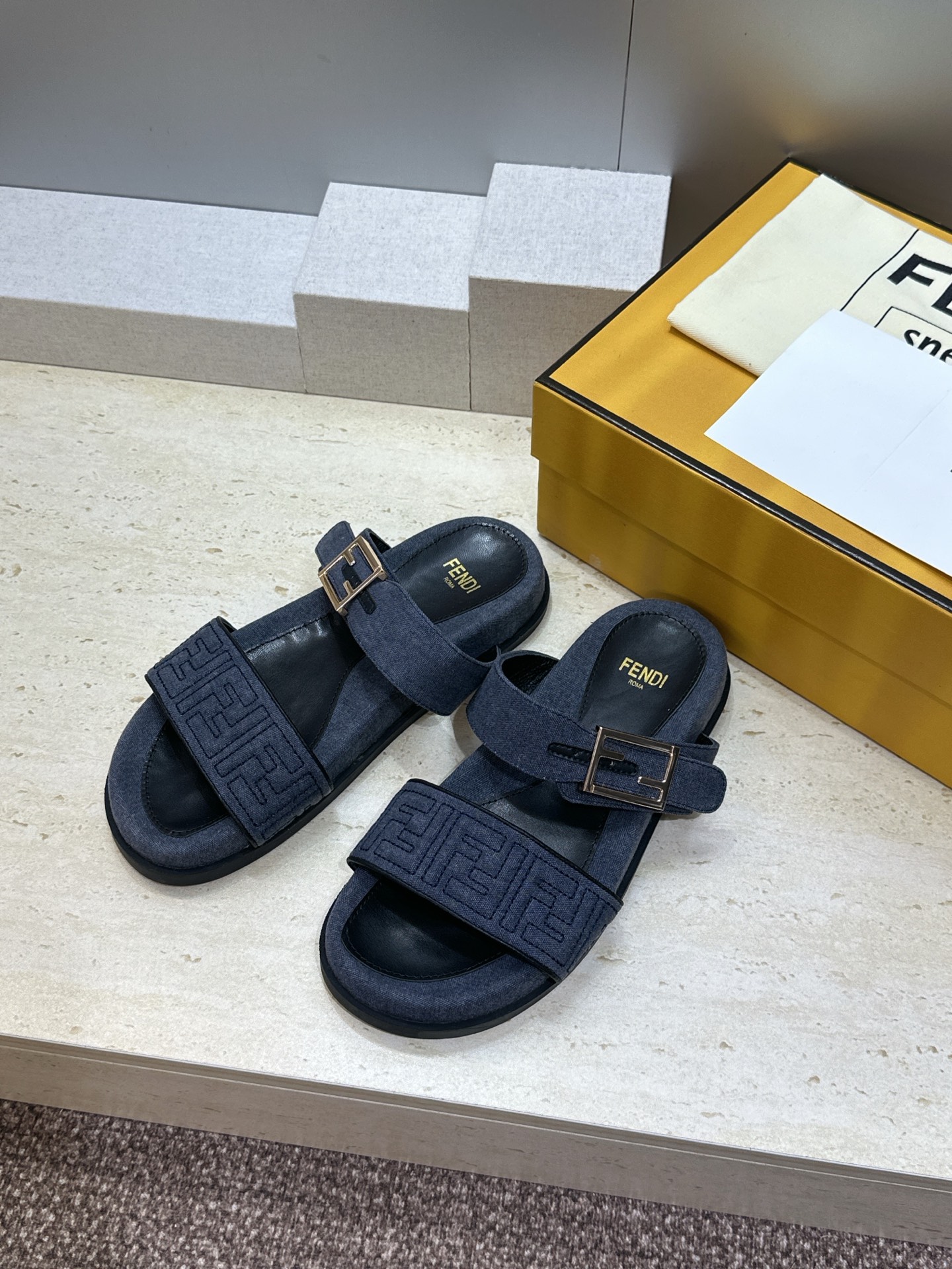 芬迪 Fendi 2026春夏情侣新款懒人沙滩鞋 F家明星同款字母logo五金扣厚底圆头露趾拼色凉拖鞋材