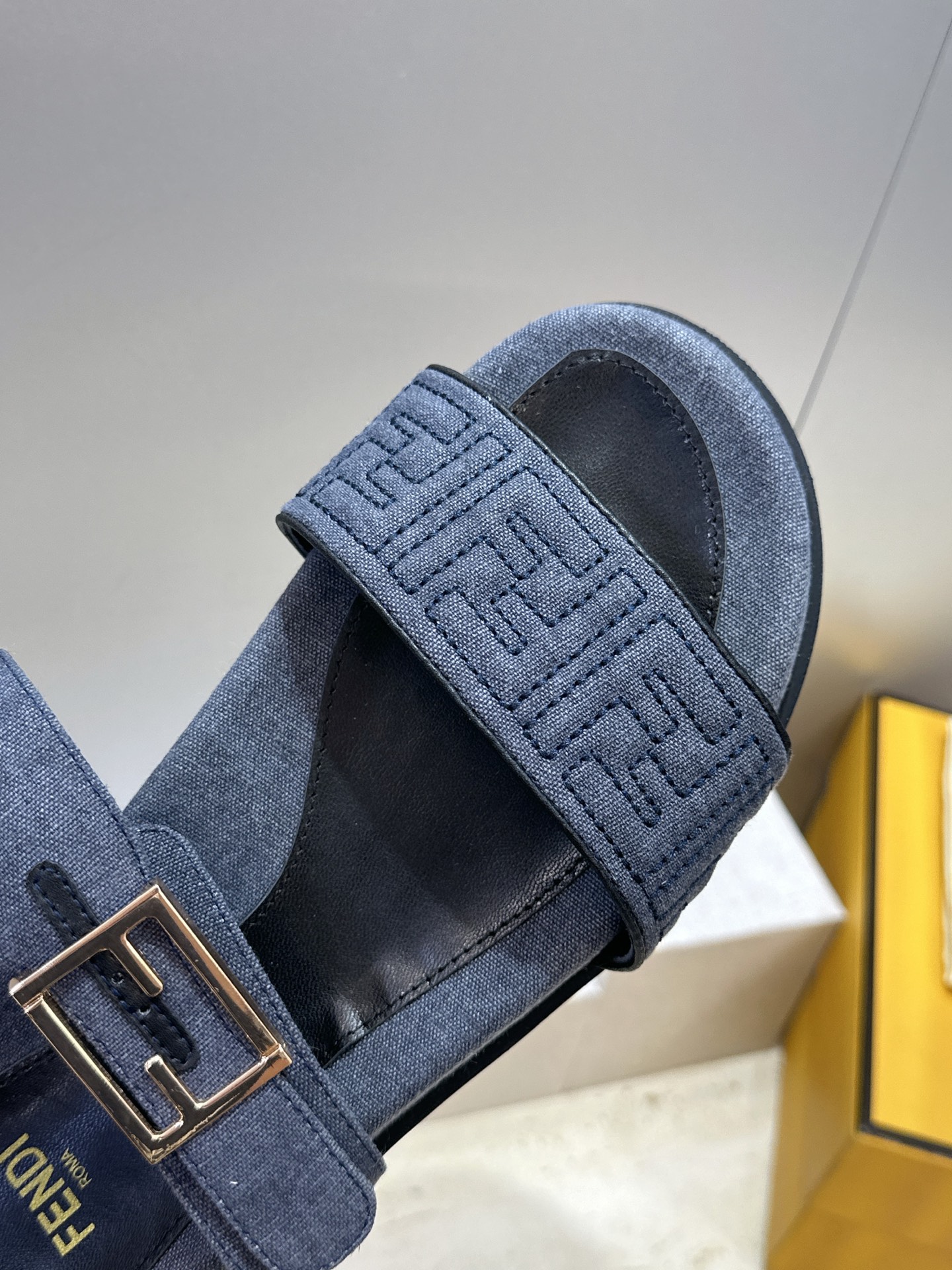 芬迪 Fendi 2026春夏情侣新款懒人沙滩鞋 F家明星同款字母logo五金扣厚底圆头露趾拼色凉拖鞋材