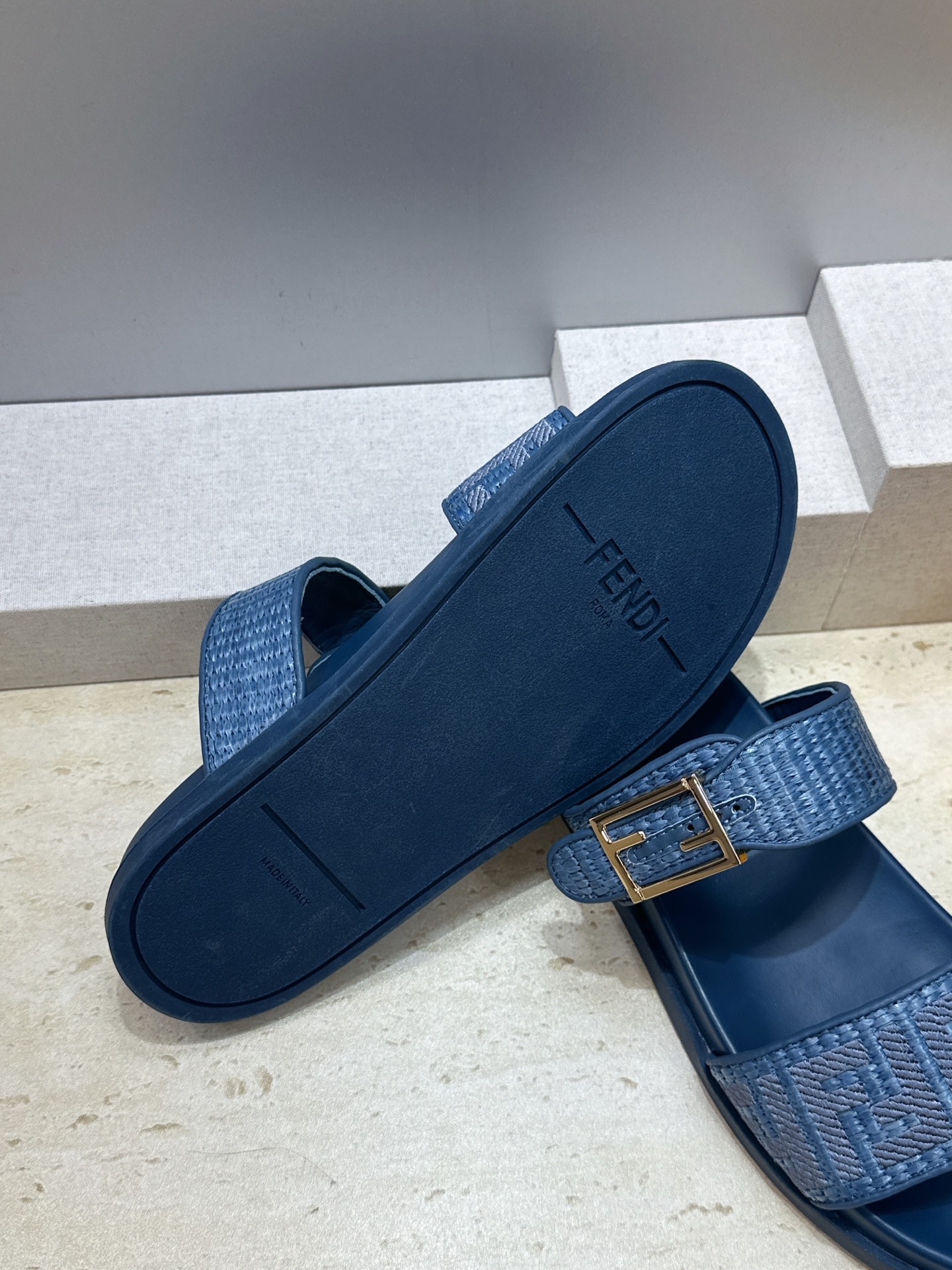 芬迪 Fendi 2026春夏情侣新款懒人沙滩鞋 F家明星同款字母logo五金扣厚底圆头露趾拼色凉拖鞋材