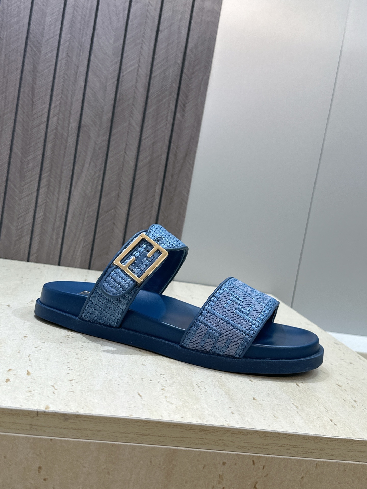 芬迪 Fendi 2026春夏情侣新款懒人沙滩鞋 F家明星同款字母logo五金扣厚底圆头露趾拼色凉拖鞋材