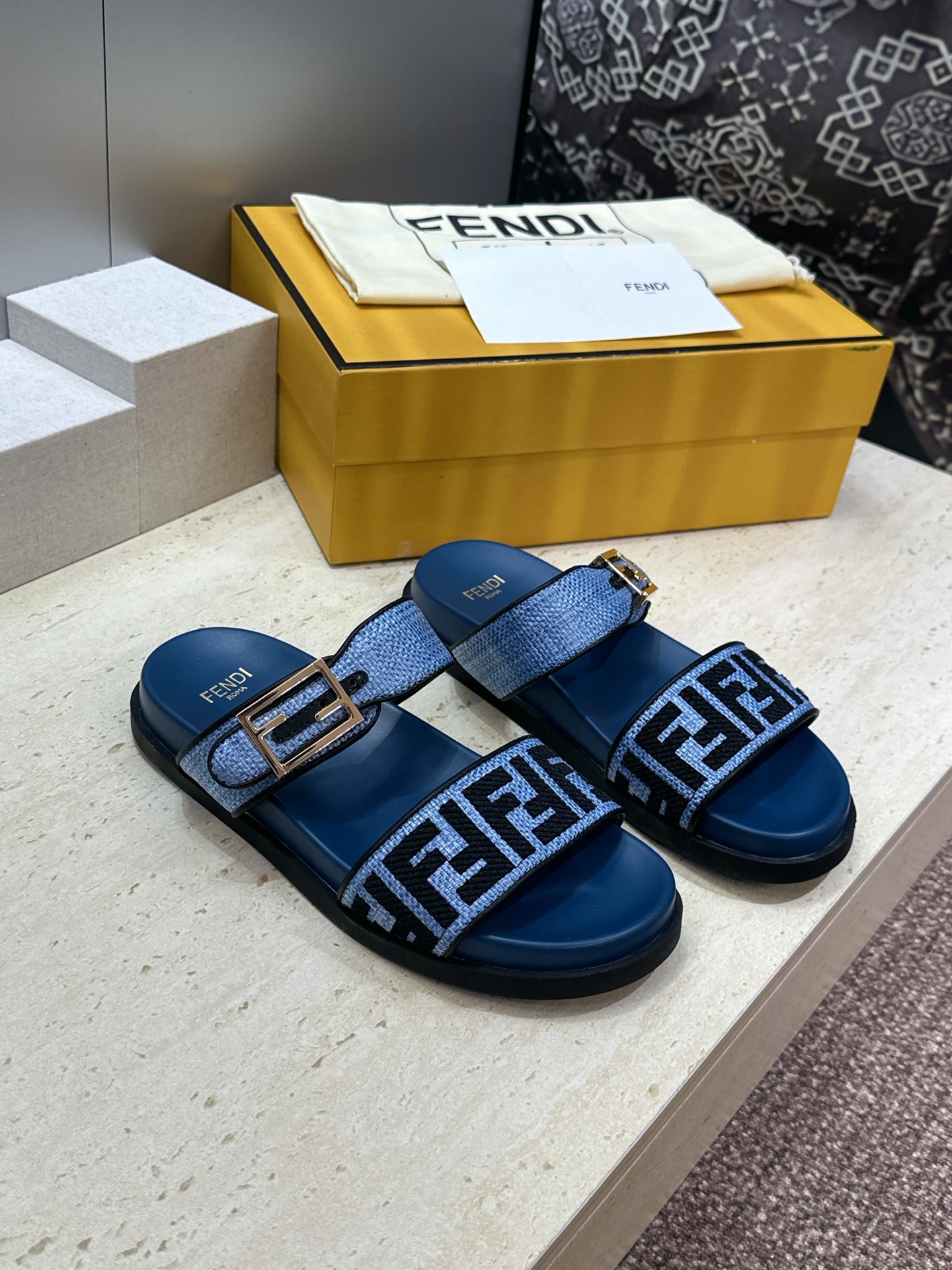 芬迪 Fendi 2026春夏情侣新款懒人沙滩鞋 F家明星同款字母logo五金扣厚底圆头露趾拼色凉拖鞋材