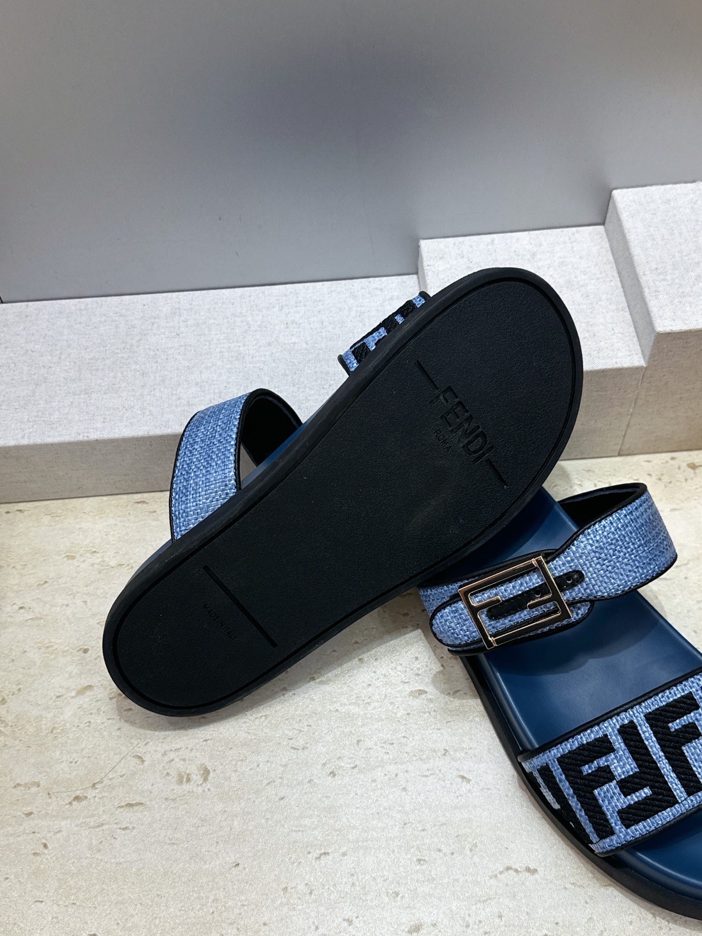 芬迪 Fendi 2026春夏情侣新款懒人沙滩鞋 F家明星同款字母logo五金扣厚底圆头露趾拼色凉拖鞋材