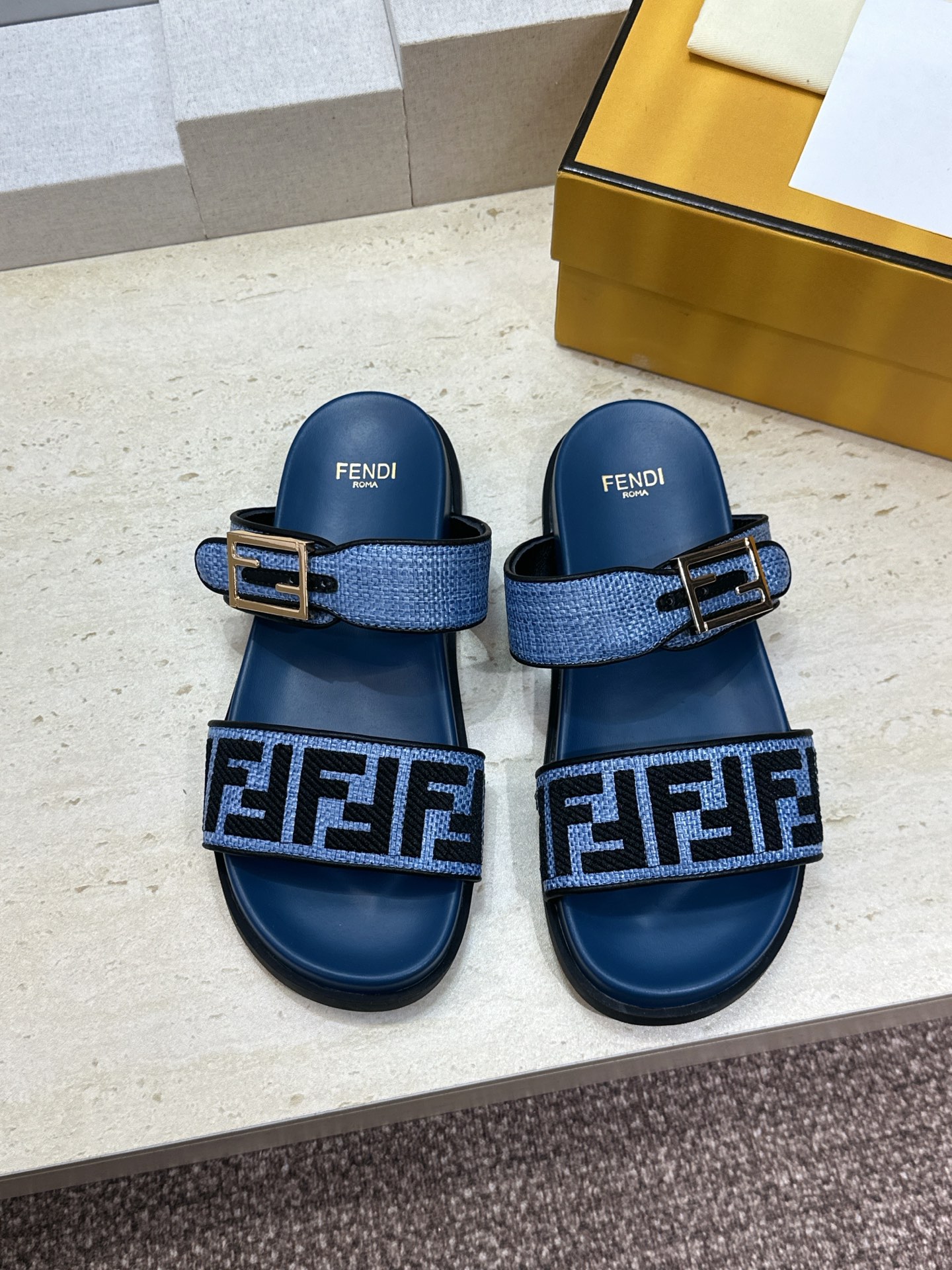 芬迪 Fendi 2026春夏情侣新款懒人沙滩鞋 F家明星同款字母logo五金扣厚底圆头露趾拼色凉拖鞋材