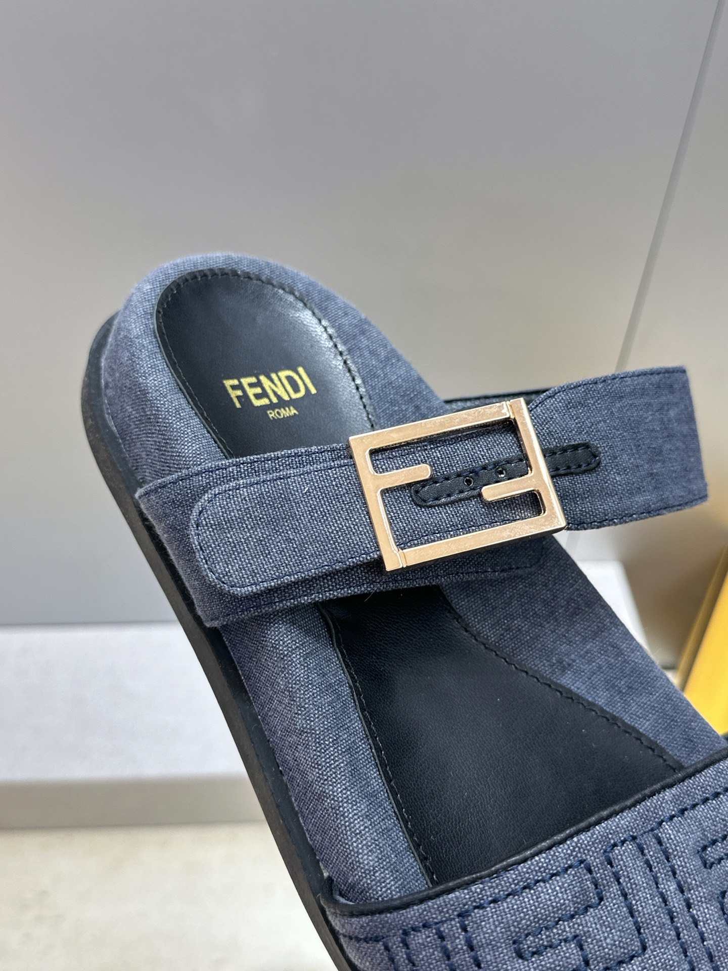芬迪 Fendi 2026春夏情侣新款懒人沙滩鞋 F家明星同款字母logo五金扣厚底圆头露趾拼色凉拖鞋材