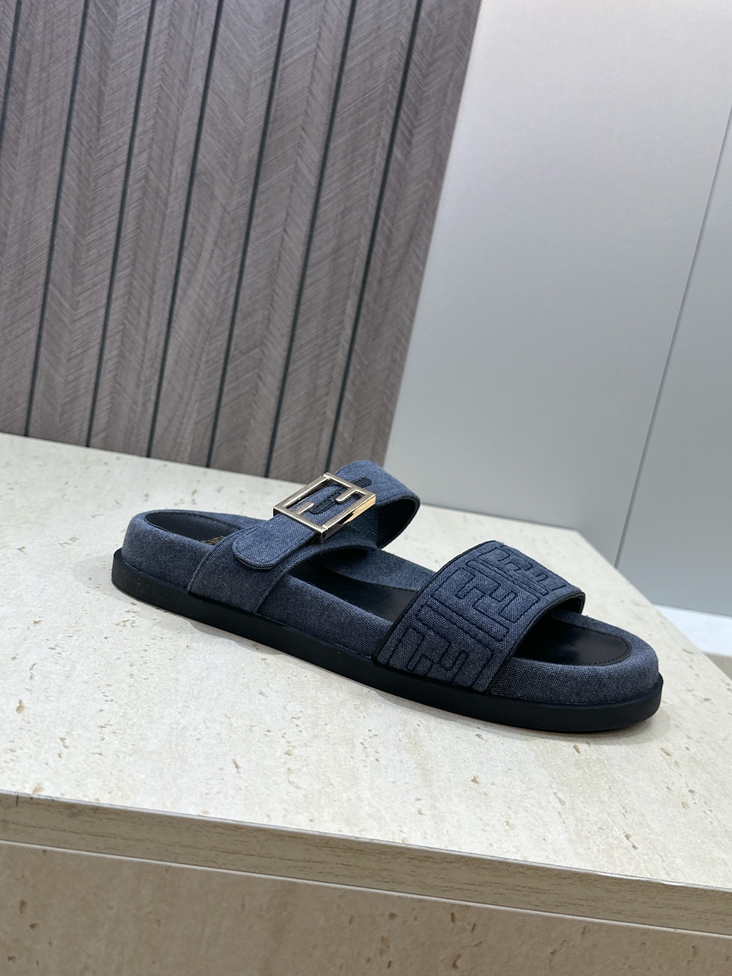 芬迪 Fendi 2026春夏情侣新款懒人沙滩鞋 F家明星同款字母logo五金扣厚底圆头露趾拼色凉拖鞋材