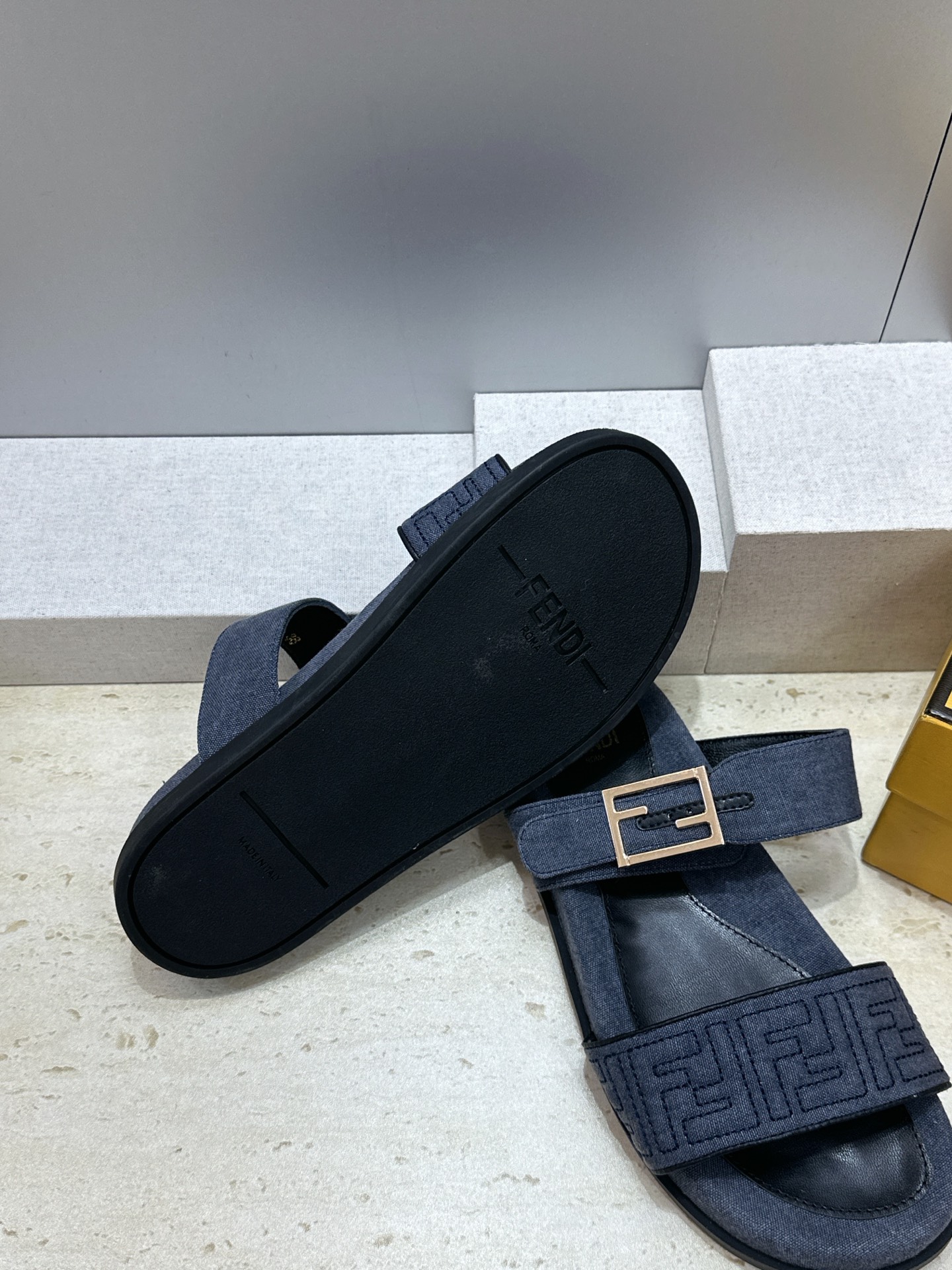 芬迪 Fendi 2026春夏情侣新款懒人沙滩鞋 F家明星同款字母logo五金扣厚底圆头露趾拼色凉拖鞋材