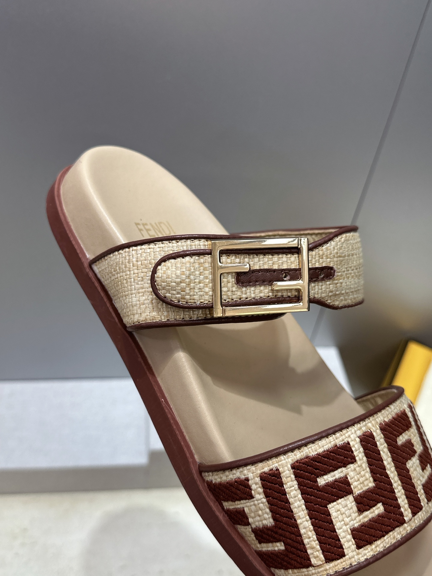 芬迪 Fendi 2026春夏情侣新款懒人沙滩鞋 F家明星同款字母logo五金扣厚底圆头露趾拼色凉拖鞋材