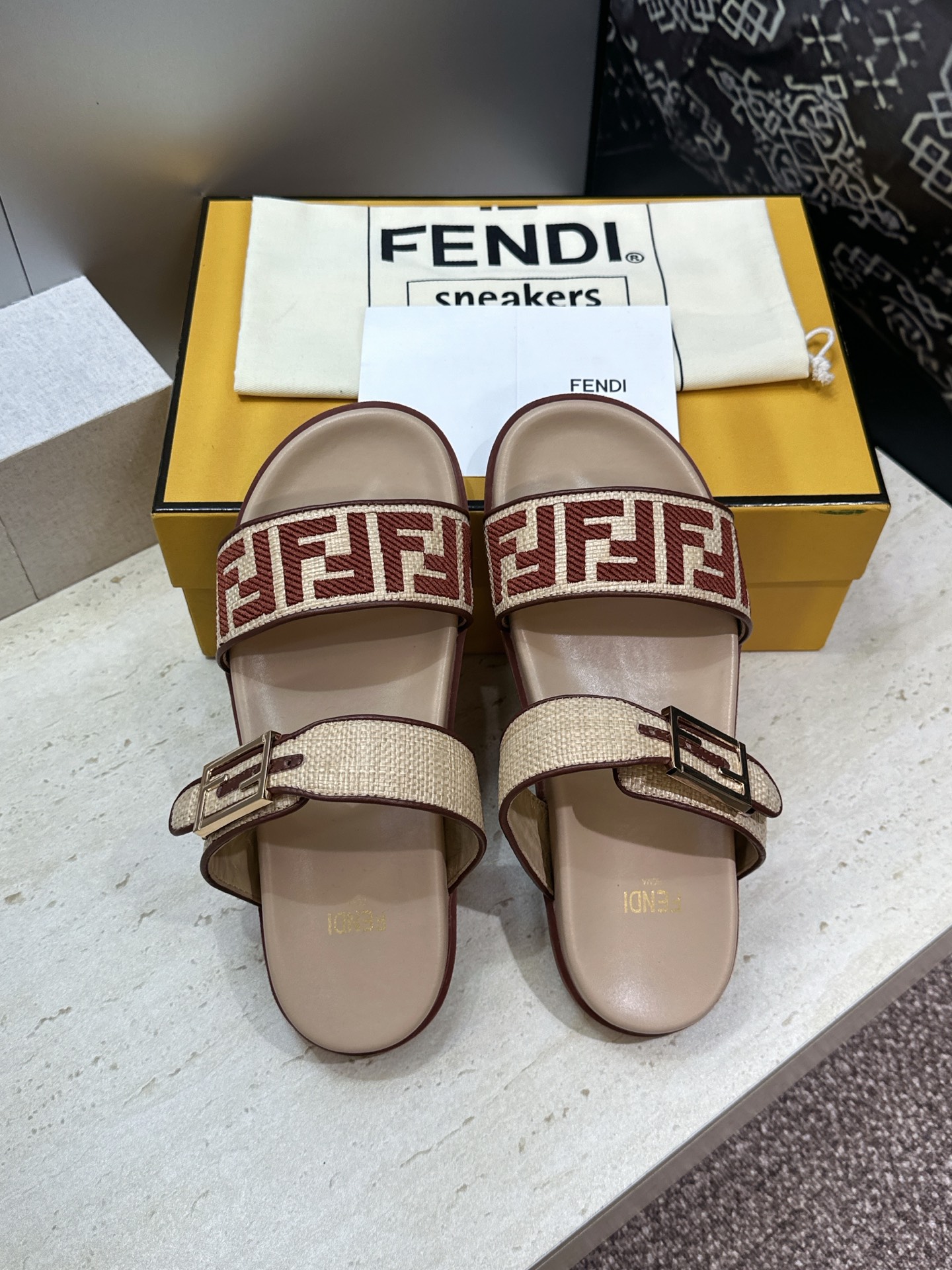 芬迪 Fendi 2026春夏情侣新款懒人沙滩鞋 F家明星同款字母logo五金扣厚底圆头露趾拼色凉拖鞋材