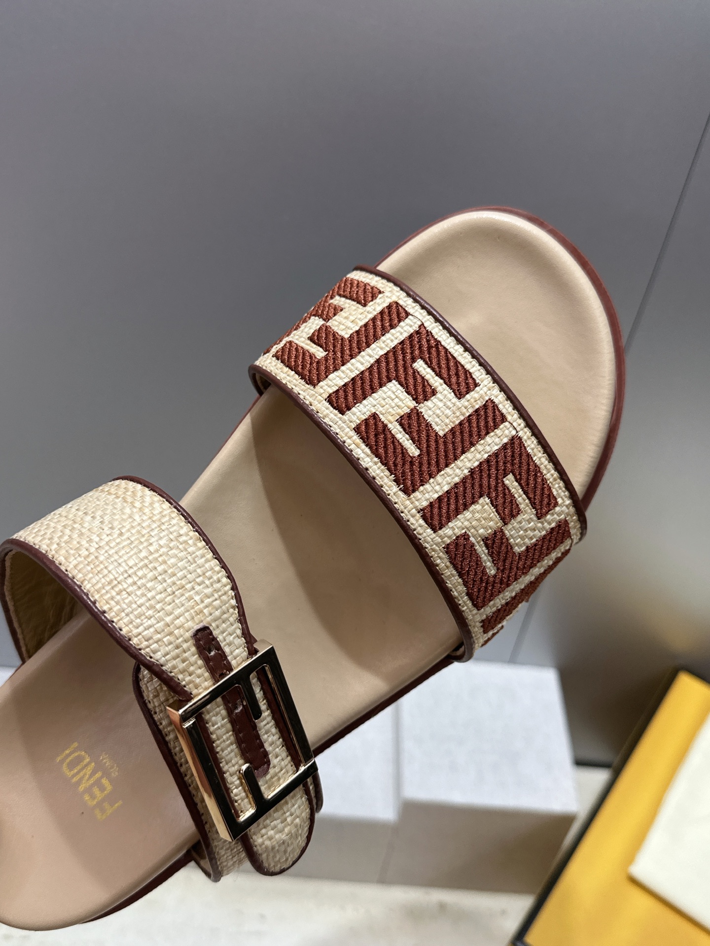 芬迪 Fendi 2026春夏情侣新款懒人沙滩鞋 F家明星同款字母logo五金扣厚底圆头露趾拼色凉拖鞋材
