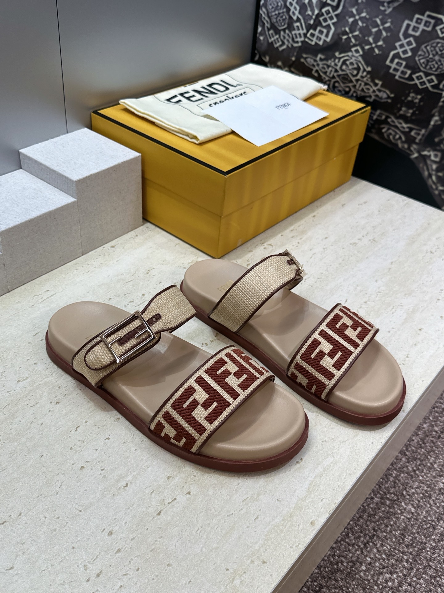 芬迪 Fendi 2026春夏情侣新款懒人沙滩鞋 F家明星同款字母logo五金扣厚底圆头露趾拼色凉拖鞋材