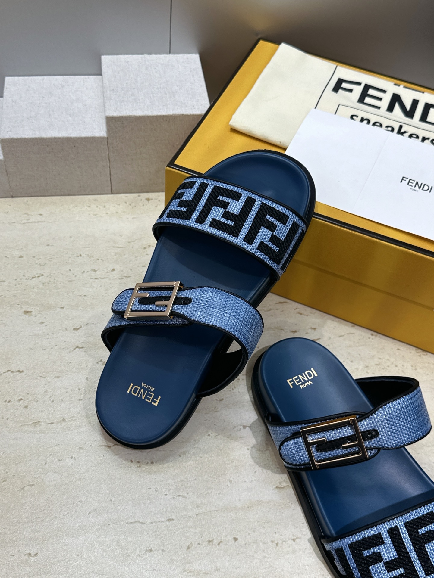 芬迪 Fendi 2026春夏情侣新款懒人沙滩鞋 F家明星同款字母logo五金扣厚底圆头露趾拼色凉拖鞋材