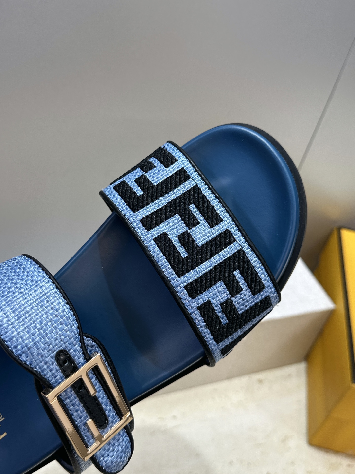 芬迪 Fendi 2026春夏情侣新款懒人沙滩鞋 F家明星同款字母logo五金扣厚底圆头露趾拼色凉拖鞋材