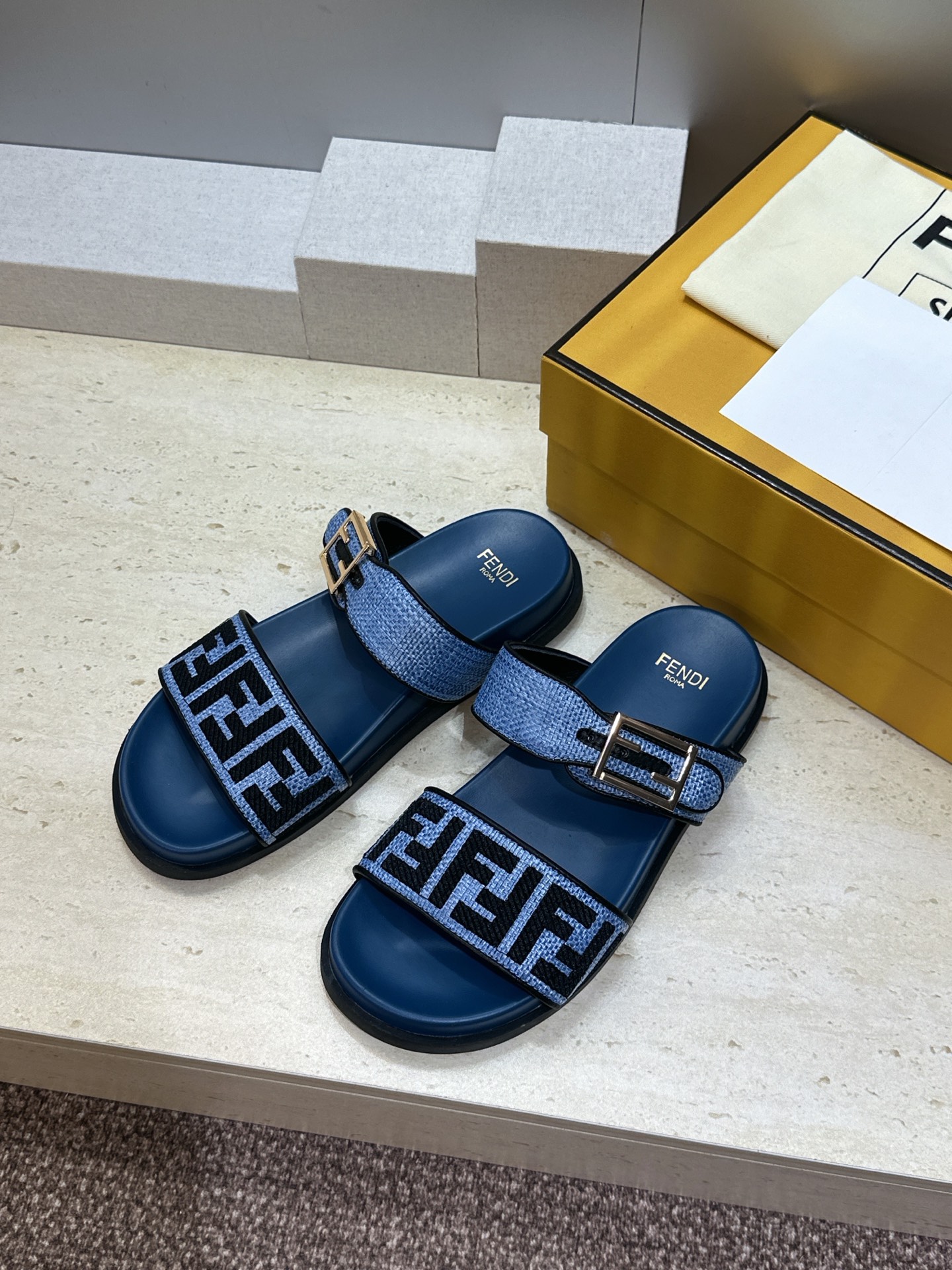 芬迪 Fendi 2026春夏情侣新款懒人沙滩鞋 F家明星同款字母logo五金扣厚底圆头露趾拼色凉拖鞋材