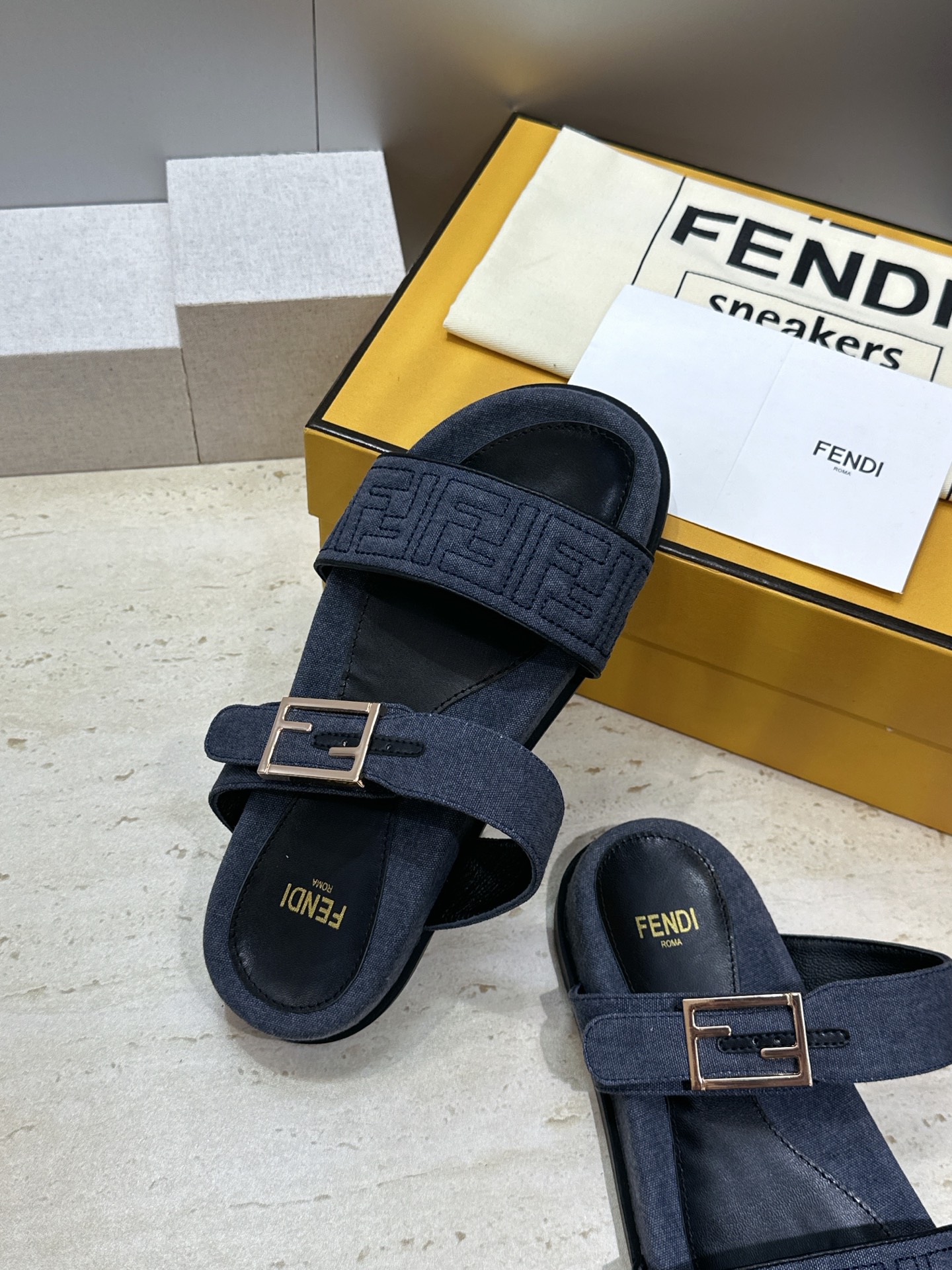 芬迪 Fendi 2026春夏情侣新款懒人沙滩鞋 F家明星同款字母logo五金扣厚底圆头露趾拼色凉拖鞋材