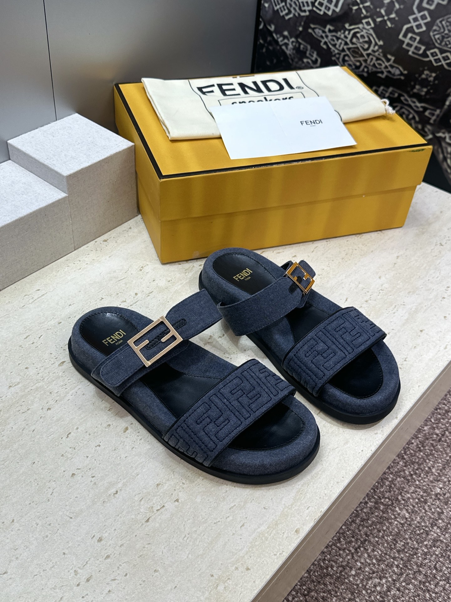 芬迪 Fendi 2026春夏情侣新款懒人沙滩鞋 F家明星同款字母logo五金扣厚底圆头露趾拼色凉拖鞋材