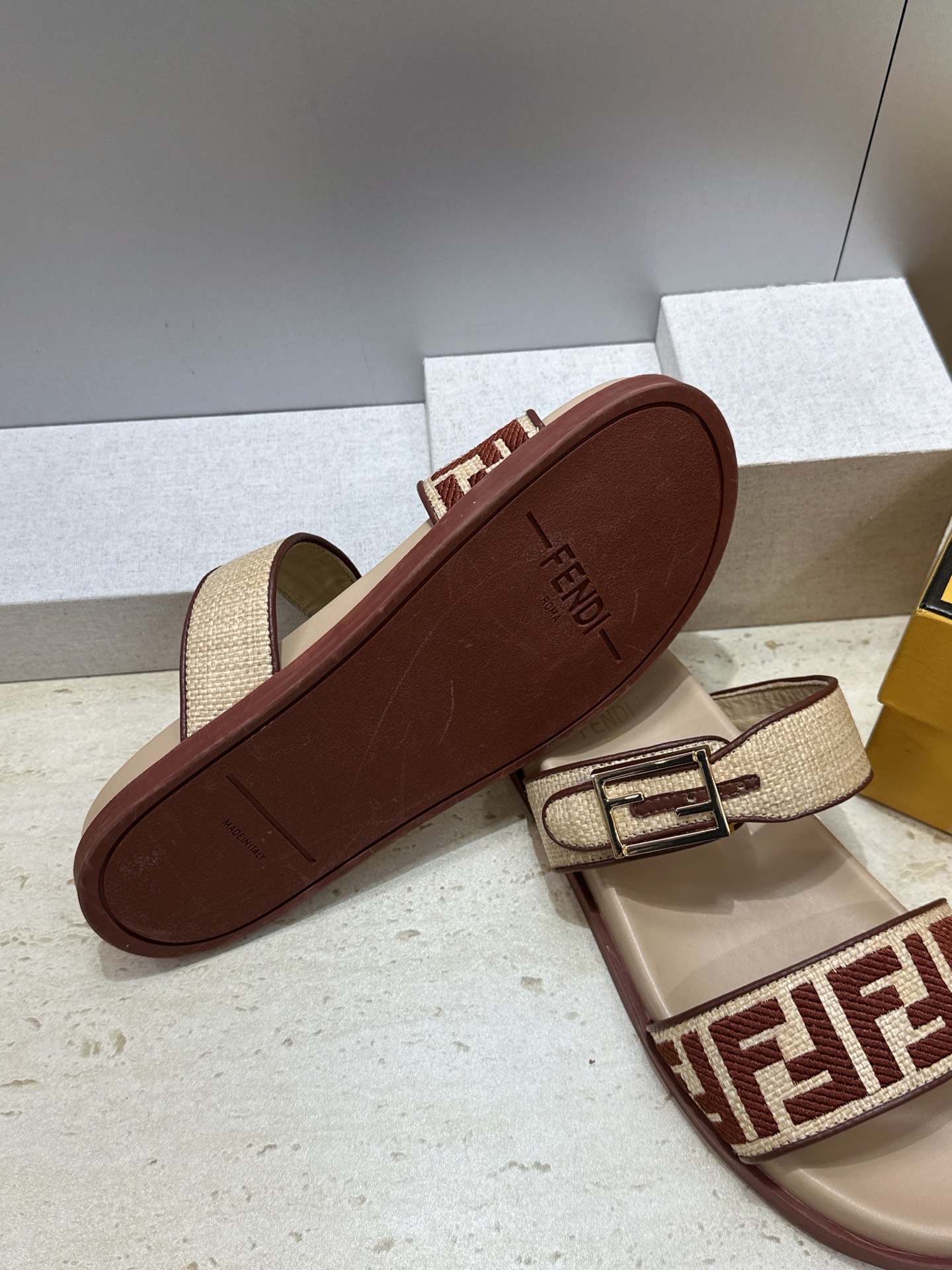 芬迪 Fendi 2026春夏情侣新款懒人沙滩鞋 F家明星同款字母logo五金扣厚底圆头露趾拼色凉拖鞋材