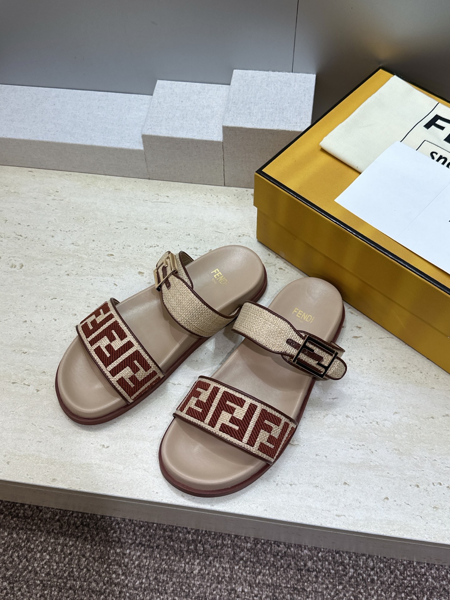 芬迪 Fendi 2026春夏情侣新款懒人沙滩鞋 F家明星同款字母logo五金扣厚底圆头露趾拼色凉拖鞋材